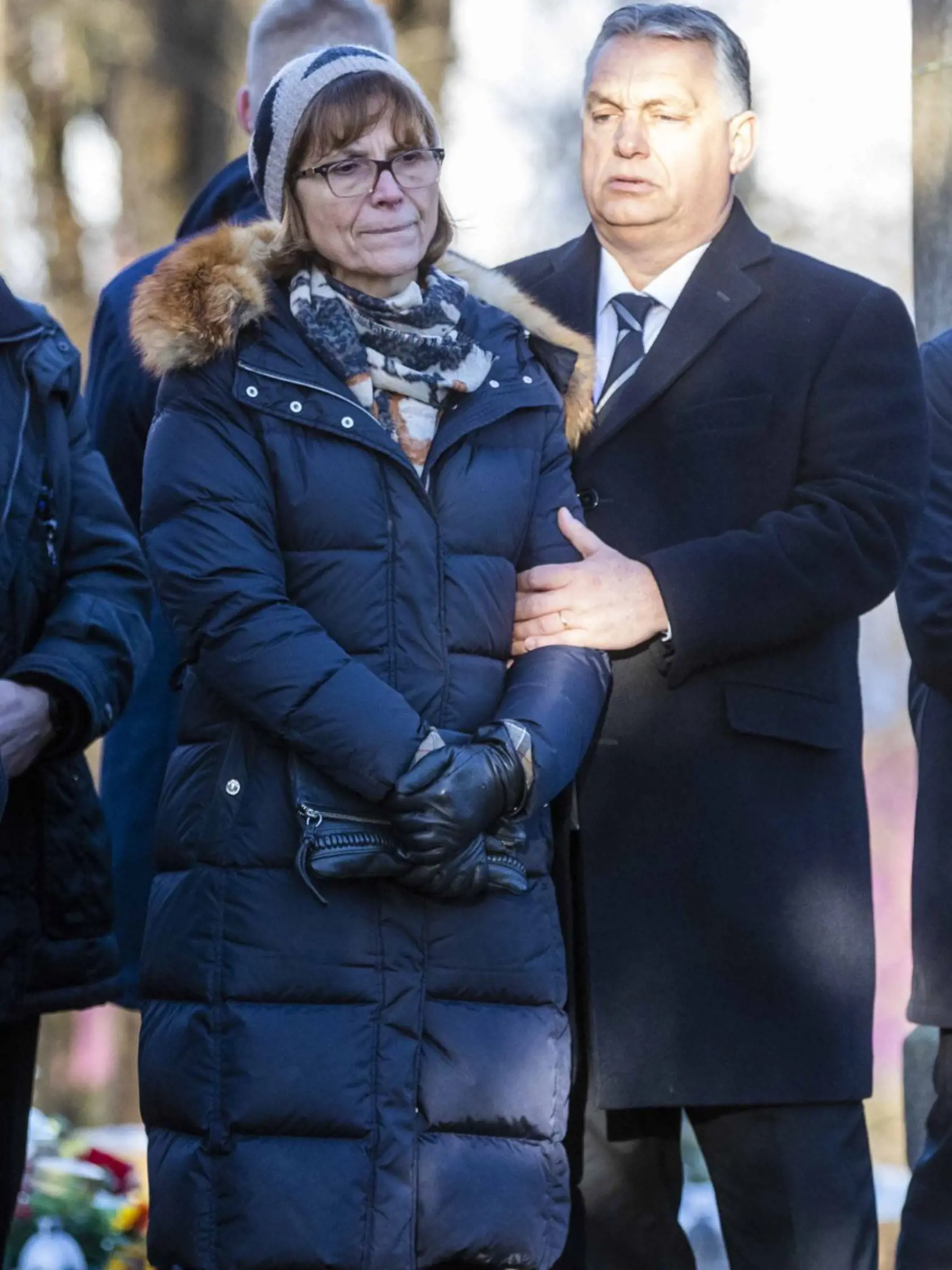 V utorok sa konal pohreb politika Miklósa Duraya v Lučenci. Kondolovať prišlo viacero delegácií z Maďarska vrátane maďarského premiéra Viktora Orbána. Na snímke s manželkou.