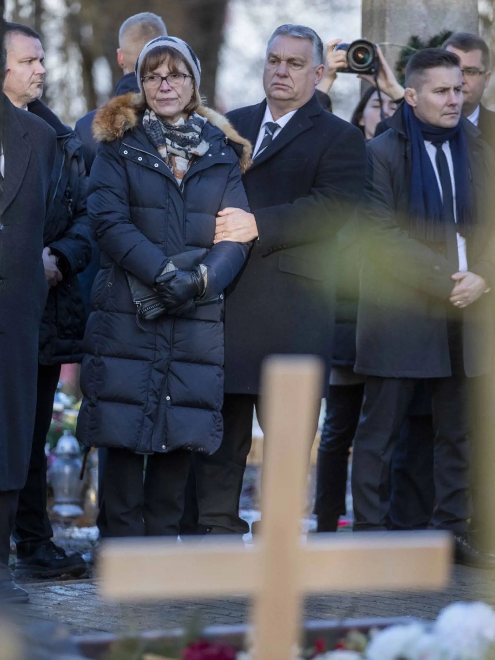 V utorok sa konal pohreb politika Miklósa Duraya v Lučenci. Kondolovať prišlo viacero delegácií z Maďarska vrátane maďarského premiéra Viktora Orbána. Na snímke s manželkou.