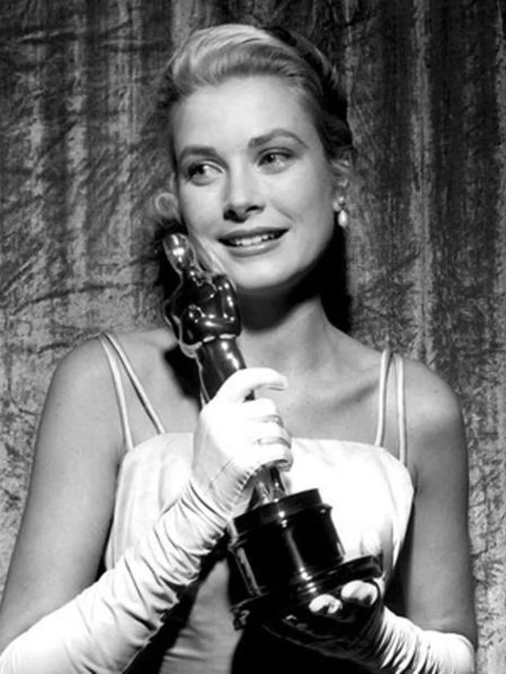 Grace Kellyová v roku 1955 pri preberaní Oscara