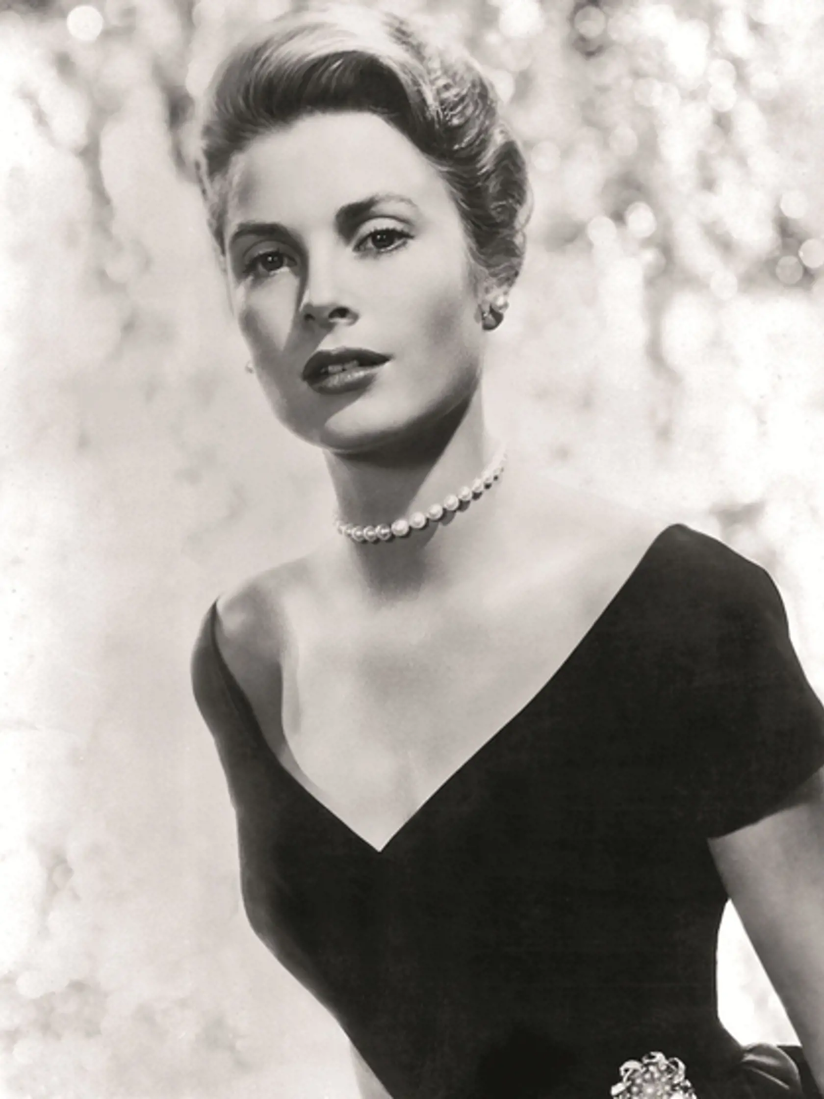 Grace Kelly. Aj keď sa líčila veľmi decentne, mala hŕbu beauty trikov. Napríklad na zvýraznenie lícnych kostí používala dva odtiene.
