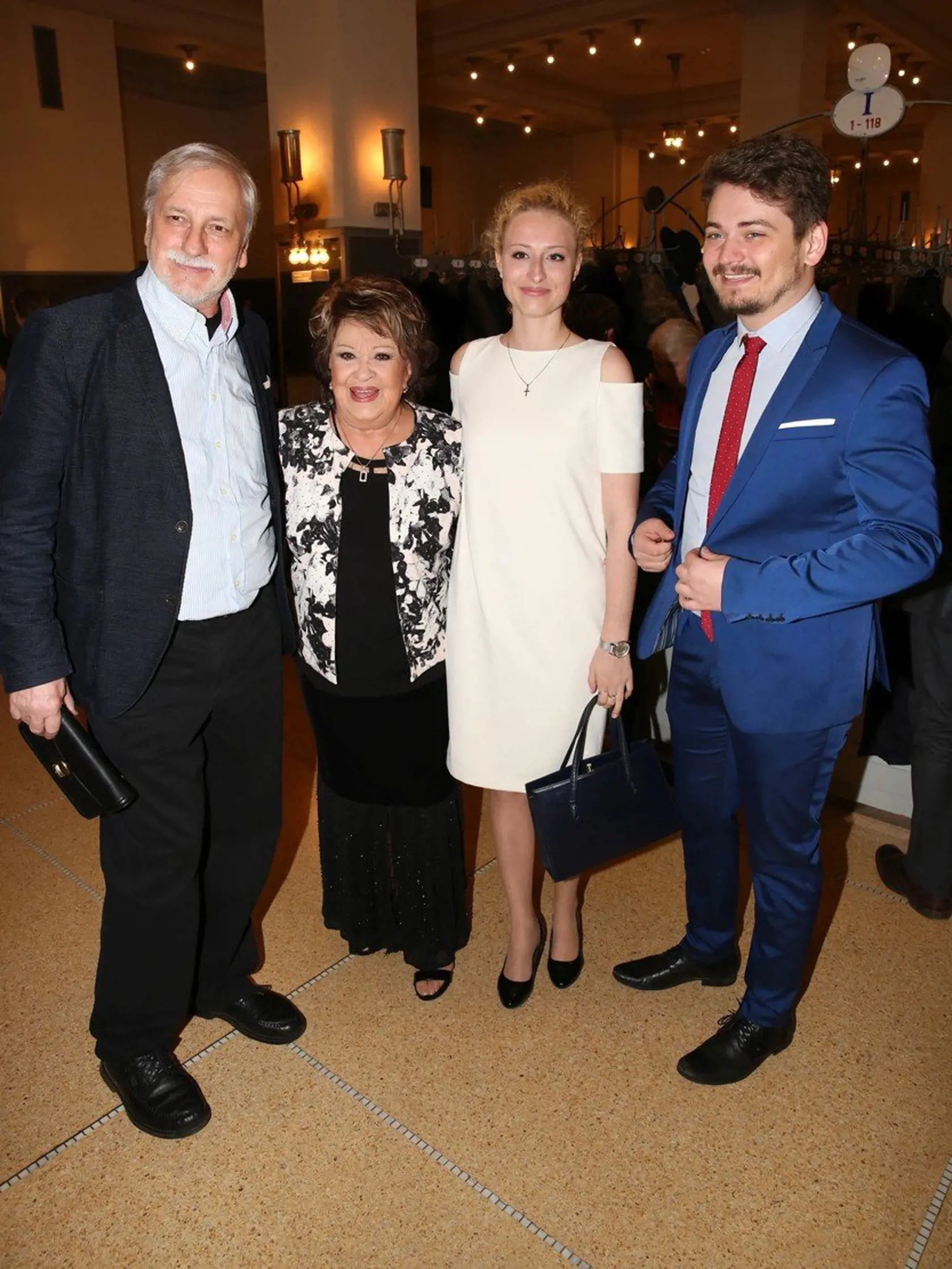 Jiřina Bohdalová, vnuk Vojtěch Staš s priateľkou a Zdeněk Zelenka.