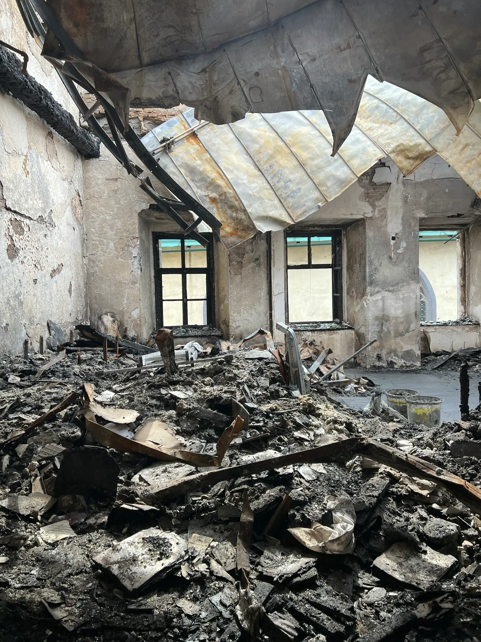 Pohľad na zhorené priestory tohto nádherného historického domu vzbudzuje nesmierny smútok.