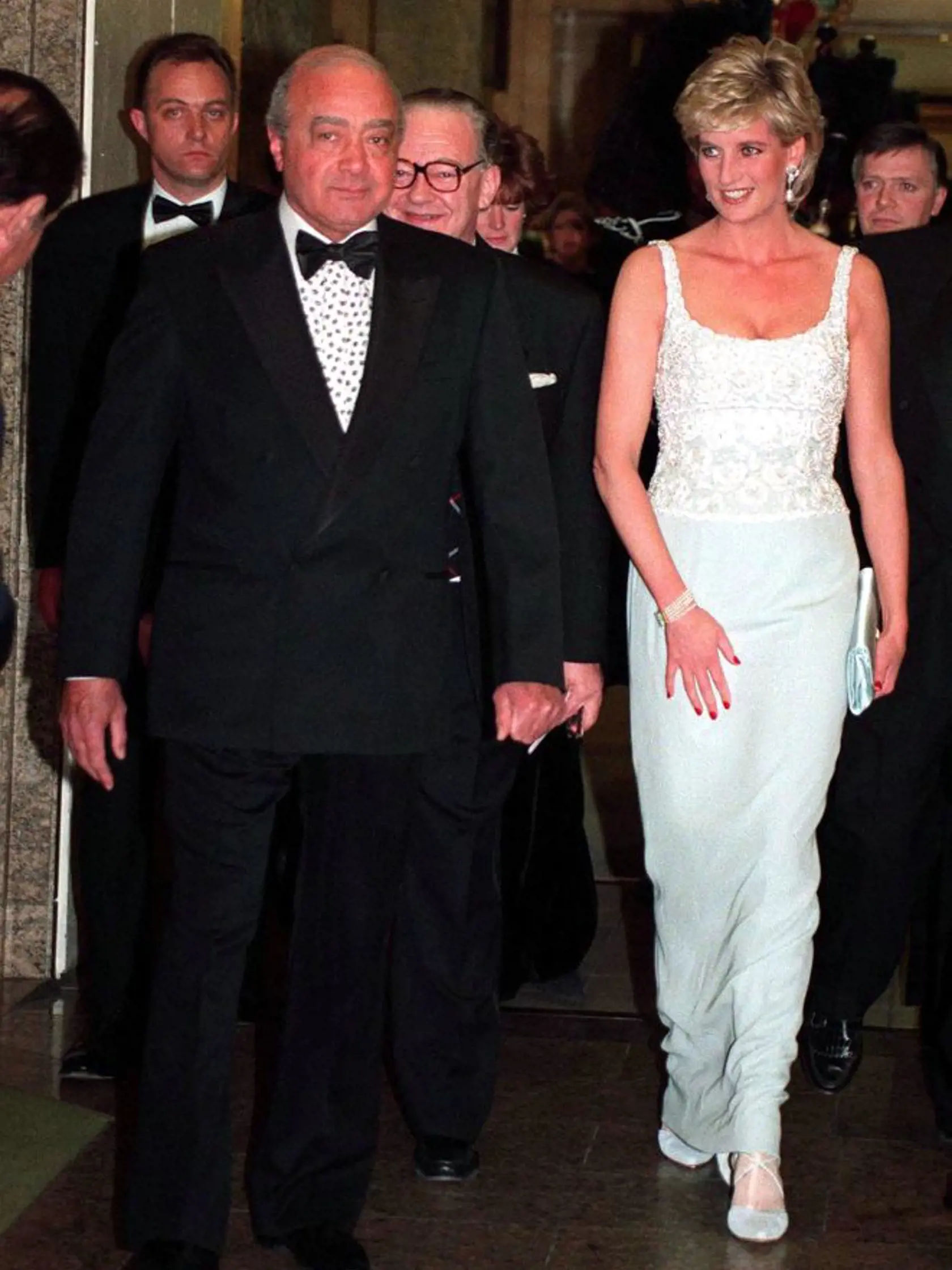 Al-Fayed poskytoval Diane útočisko. Pozval ju napríklad dovolenkovať na svoju jachtu.