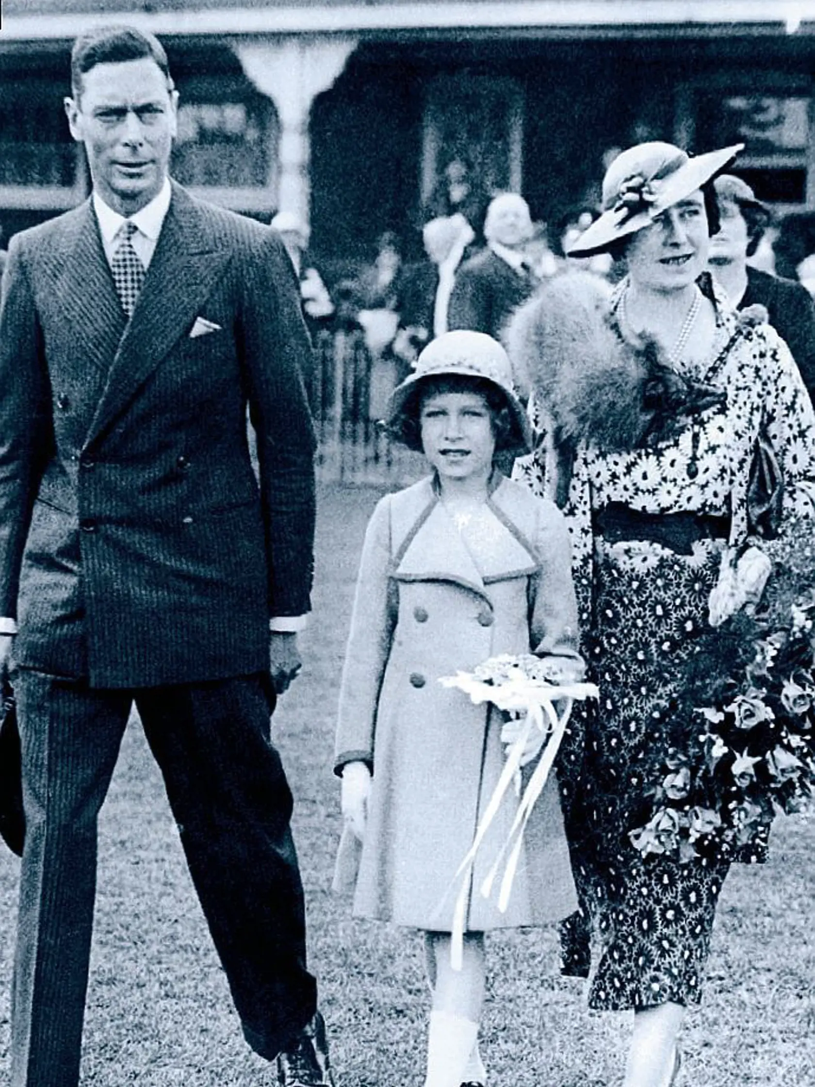 Budúca kráľovná ALŽBETA II. s otcom kráľom Jurajom VI. a matkou Queen Mum.