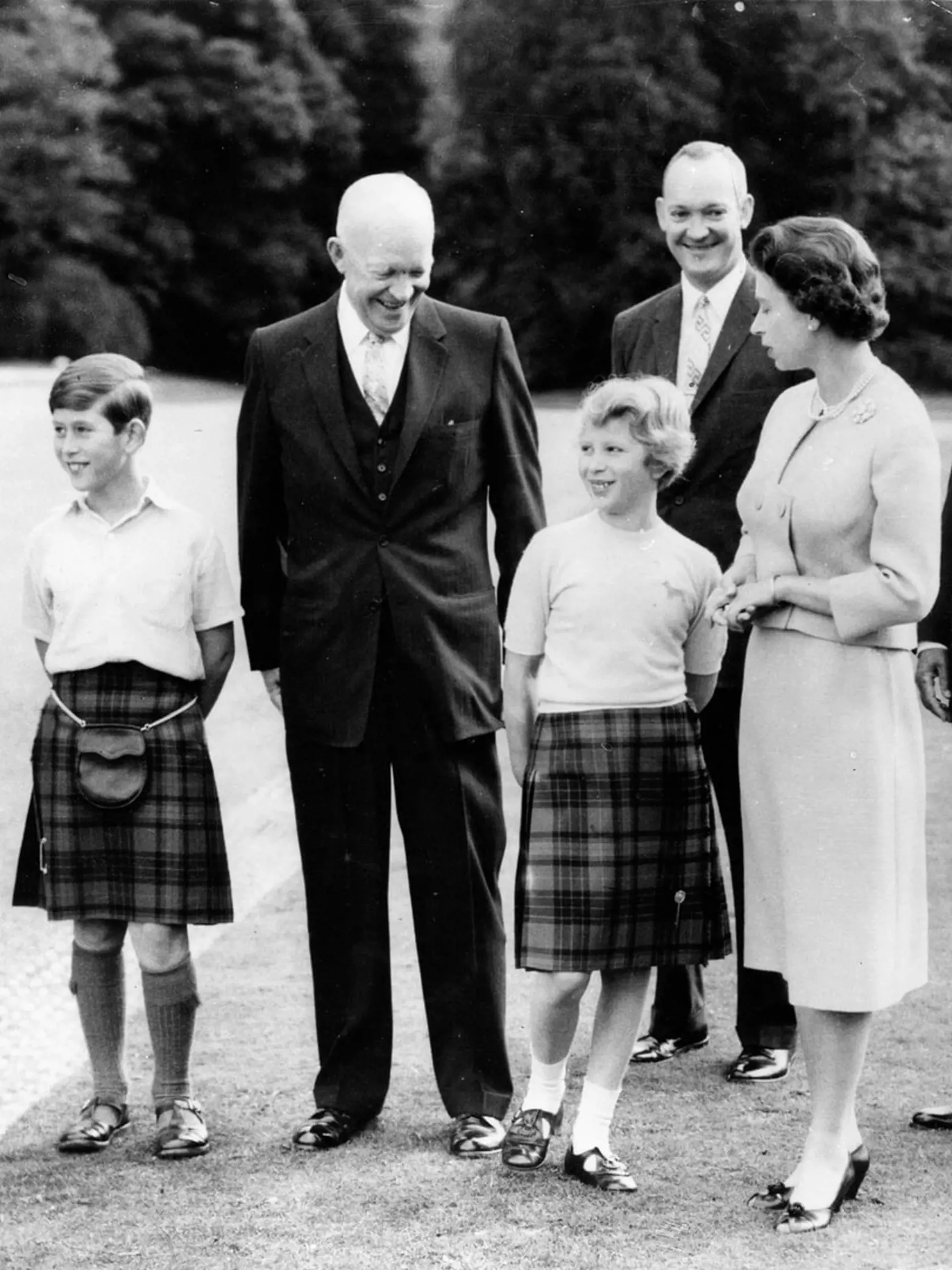 Prvá séria The Crown zachytáva prvé roky vládnutia kráľovnej Alžbety II. Nevyhýba sa ani intímnym detailom jej života od vzťahu Jej Veličenstva s princom Filipom až po aféru Alžbetinej sestry Margaréty s rozvedeným Petrom Townsendom.