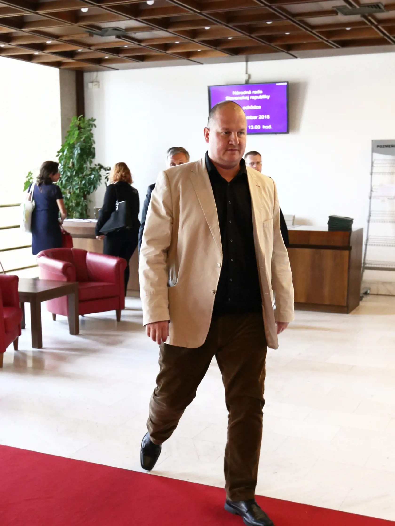 Kotlebov poslanec v Národnej rade SR Peter Krupa mal počas protestu fyzicky napadnúť policajta. Skončil zadržaný a momentálne je už aj trestne stíhaný.
