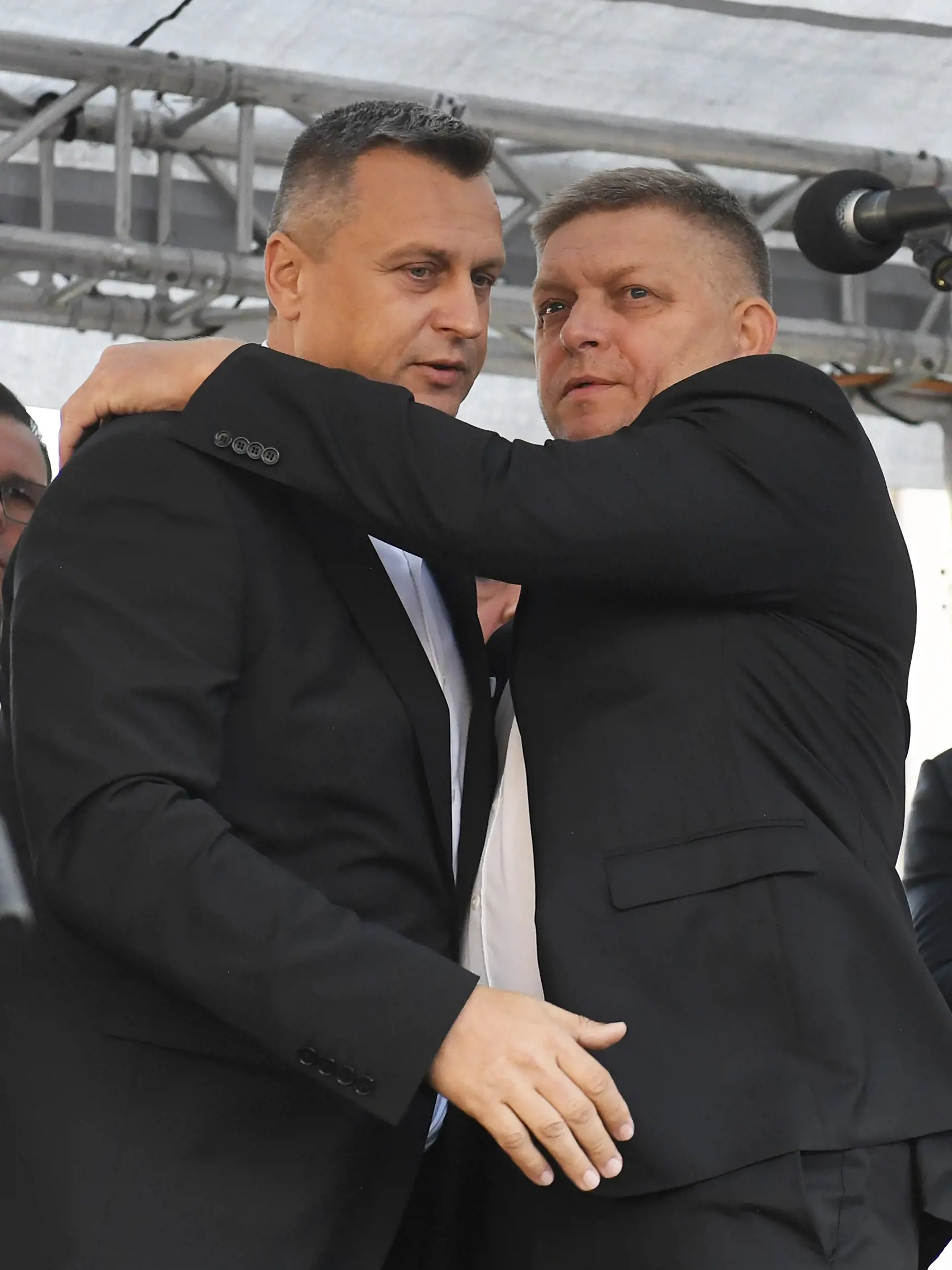 Na snímke zľava predseda SNS Andrej Danko a predseda strany Smer-SD Robert Fico počas príhovoru na protivládnom proteste na Hlavnej ulici v Košiciach 1. septembra 2022.