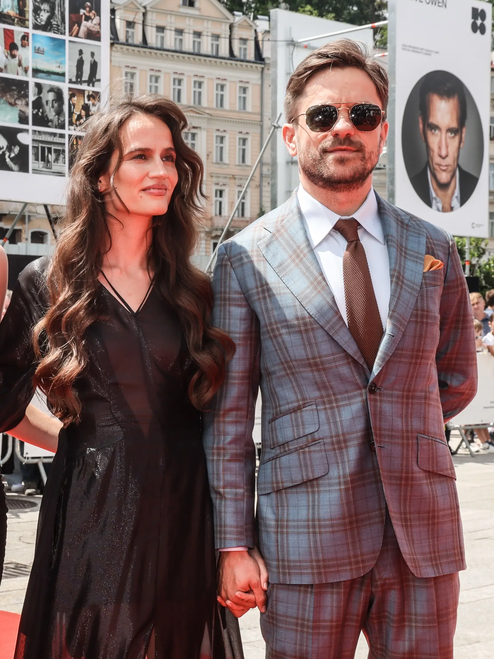 Film Vlna tvorcovia prvýkrát predstavili na festivale v Karlovych Varoch. Režisérom je Jiří Mádl.