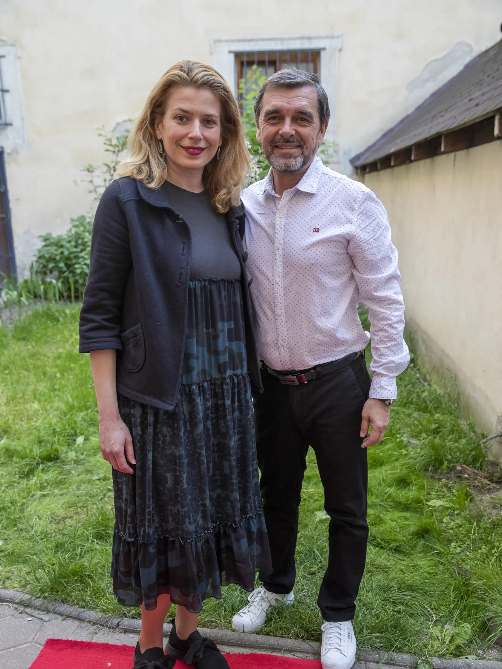 Na snímke je herec Peter Kočiš s prieteľkou na nádvorí divadla Teatro Colorato.