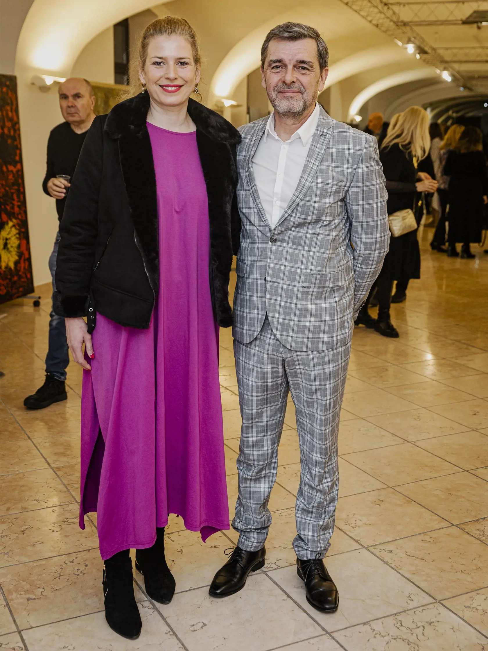Na snímke Peter Kočiš a jeho priateľka Miroslava Frankovská počas vernisáže výstavy, ktorú vo výstavných priestoroch Bratislavského hradu, usporiadal slovenský maliar Igi Brezo.