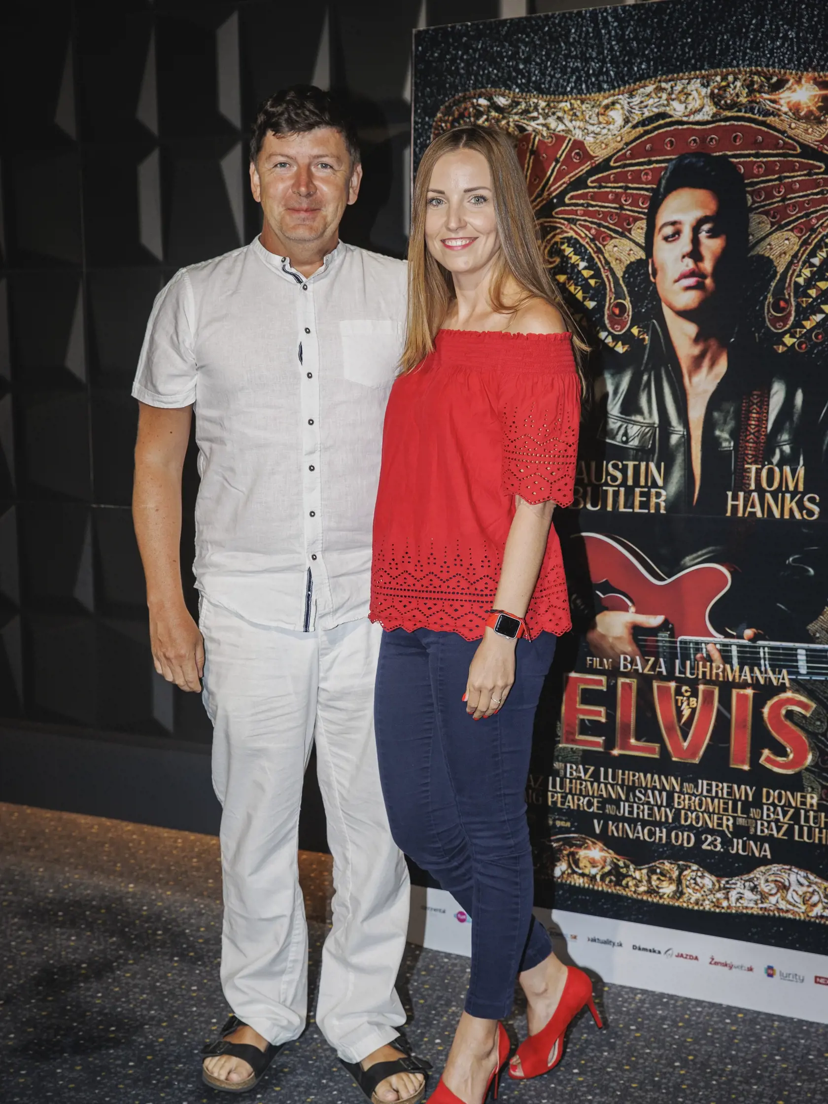 Na snímke Andrej Bičan s manželkou Michaelou prichádzajú na premiéru filmu Elvis.