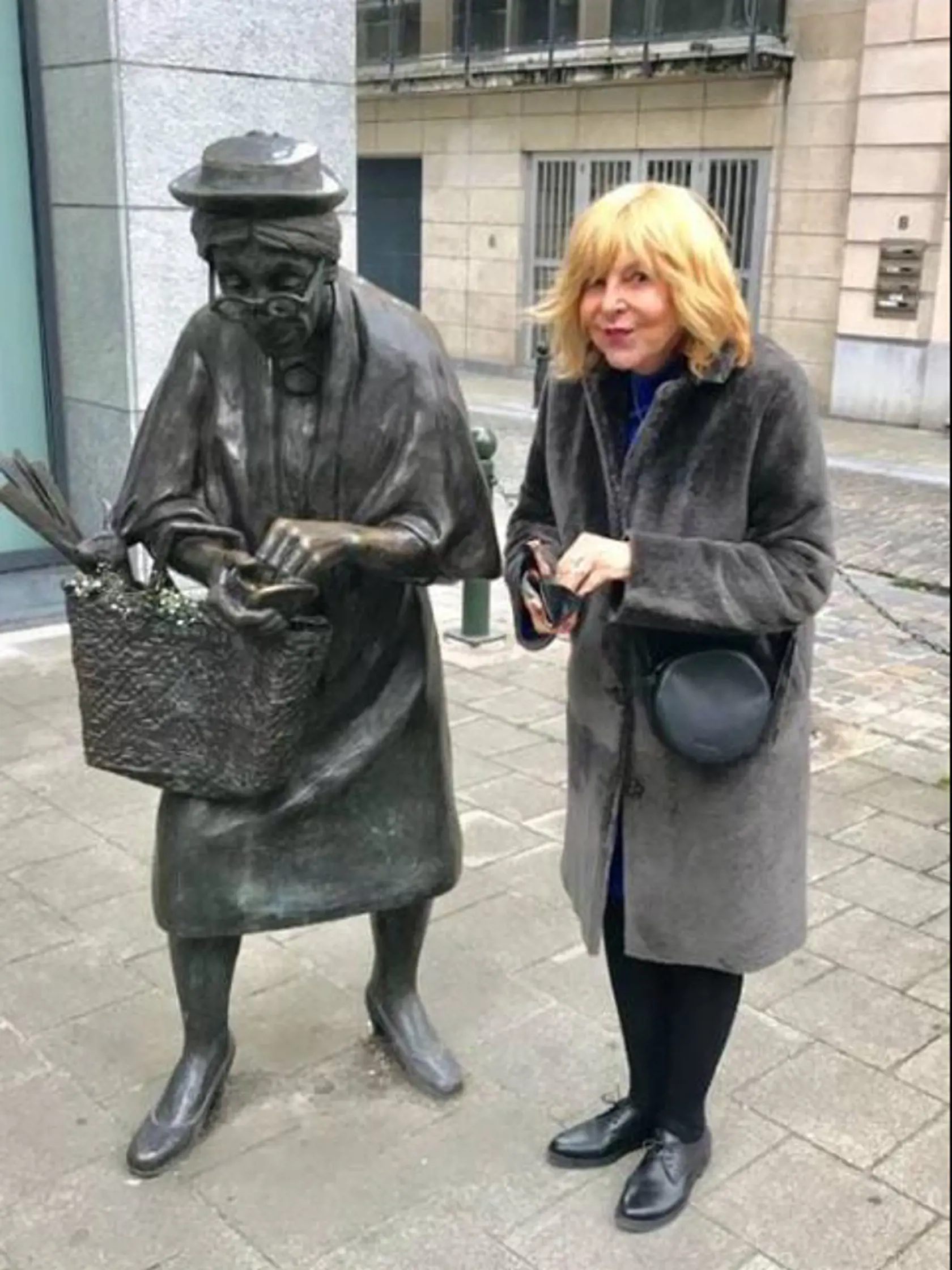 Hana Zagorová v bruselských uliciach - má zmysel pre humor.