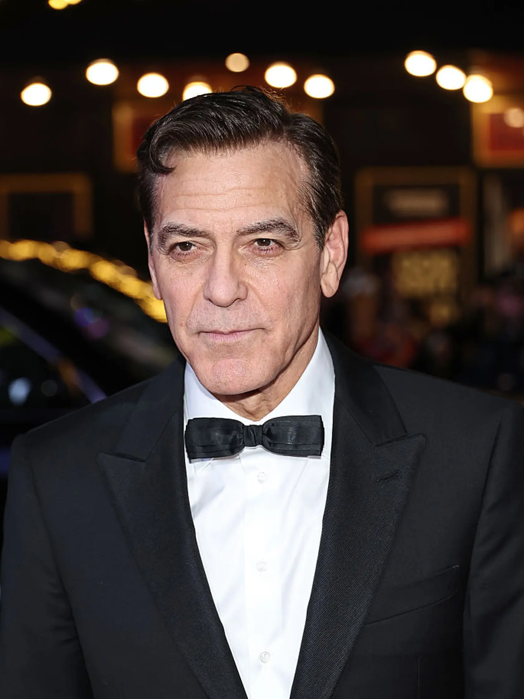 George Clooney zmenil imidž. Šedivý vlk je preč. Kvôli úlohe na Broadwayi si odfarbil vlasy a je na nepoznanie. Ubralo mu to 20 rokov.