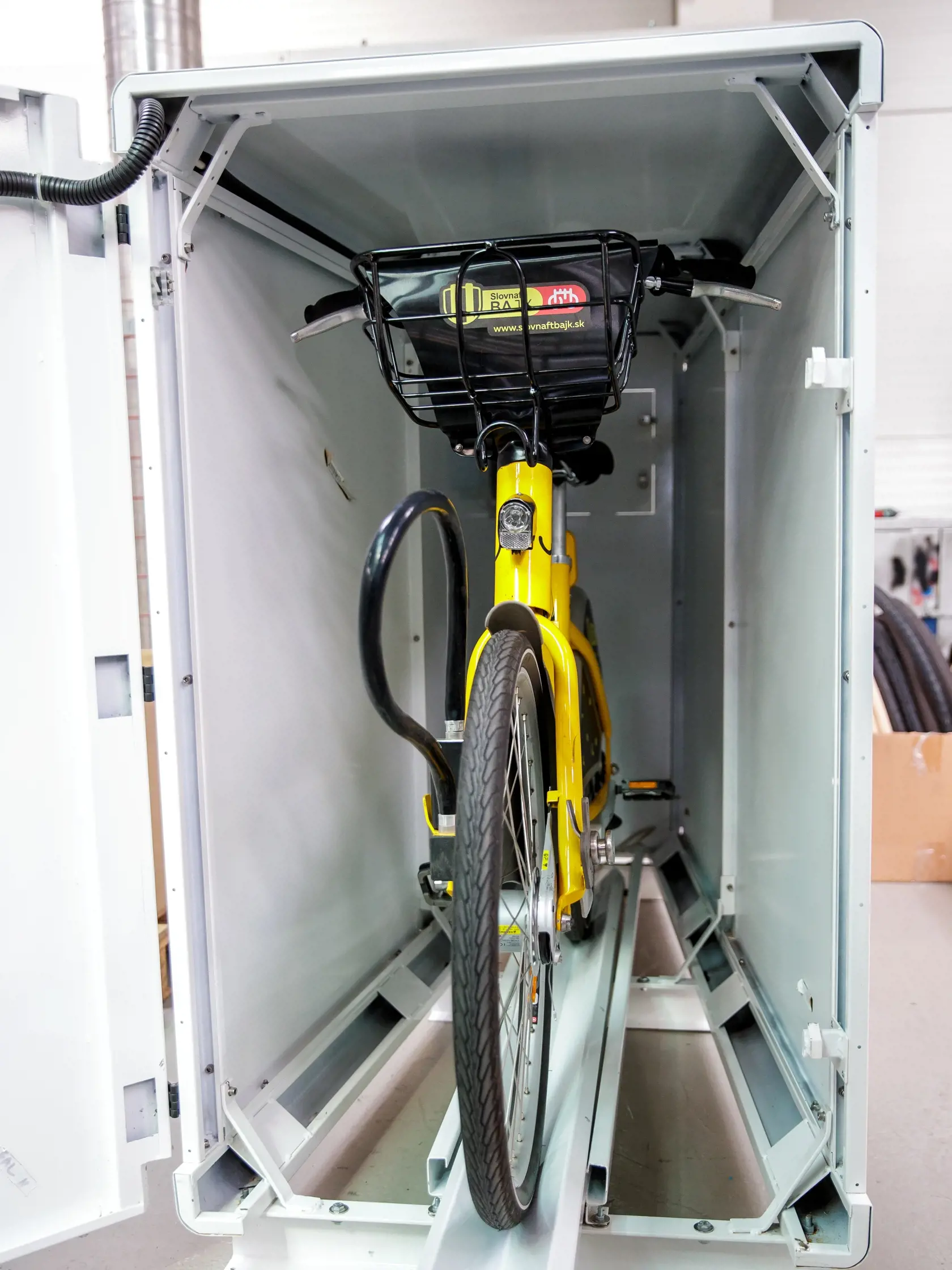Reportáž z ostrihomskej fabriky Neuzer, zameranej na výrobu bicyklov, ktorá stojí aj za bratislavským projektom Slovnaftbajk. Pohľad do zákulisia vzniku populárnych mestských bicyklov.