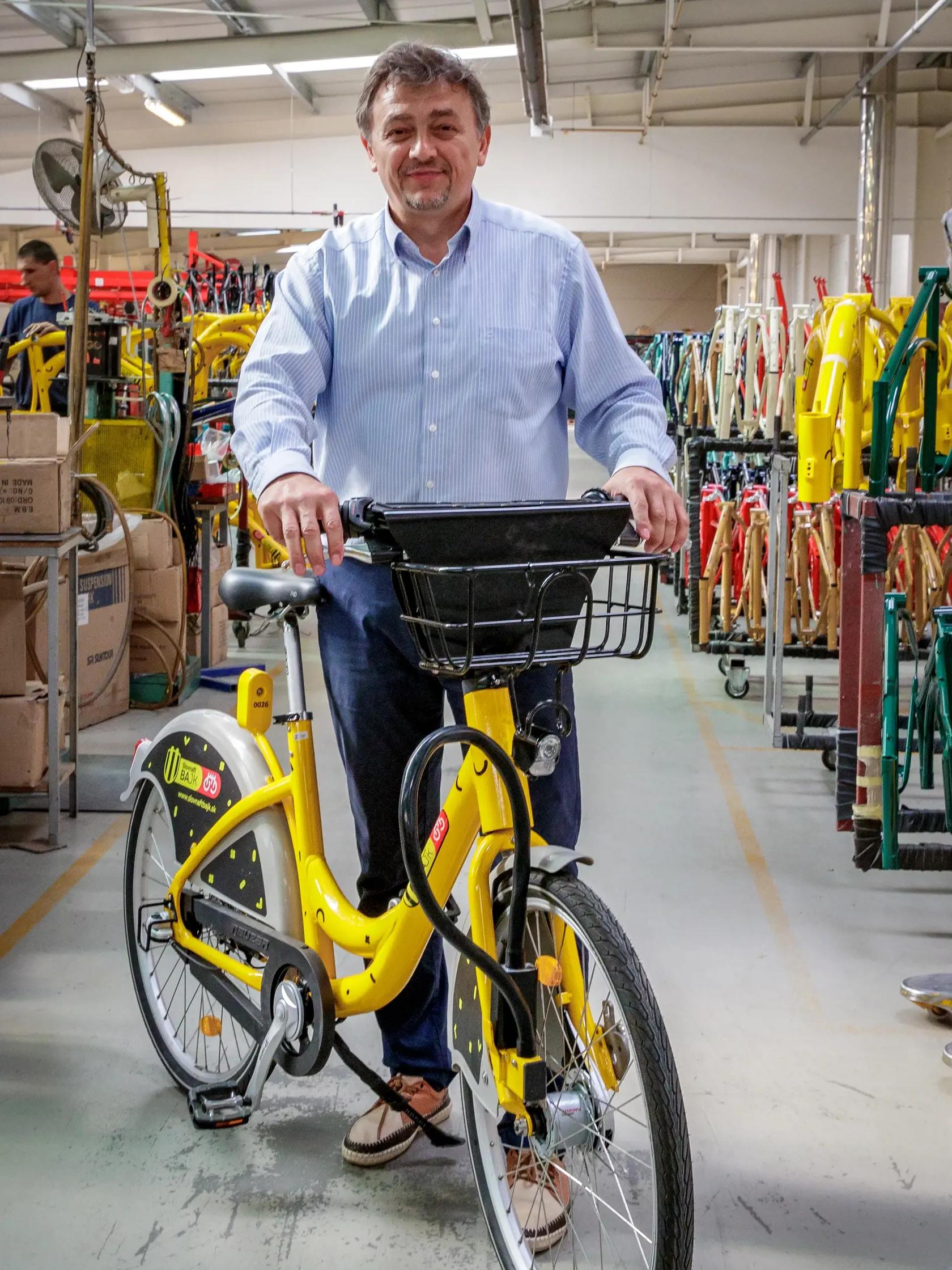 Reportáž z ostrihomskej fabriky Neuzer, zameranej na výrobu bicyklov, ktorá stojí aj za bratislavským projektom Slovnaftbajk. Pohľad do zákulisia vzniku populárnych mestských bicyklov.