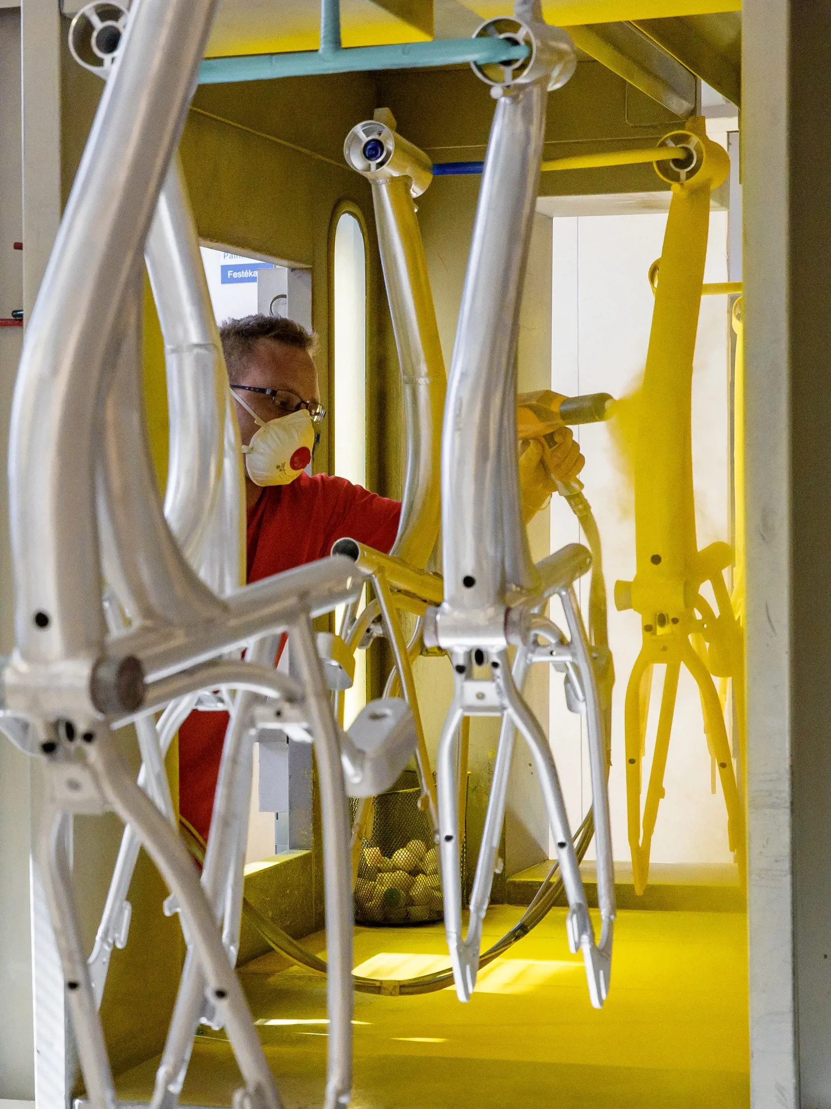 Reportáž z ostrihomskej fabriky Neuzer, zameranej na výrobu bicyklov, ktorá stojí aj za bratislavským projektom Slovnaftbajk. Pohľad do zákulisia vzniku populárnych mestských bicyklov.