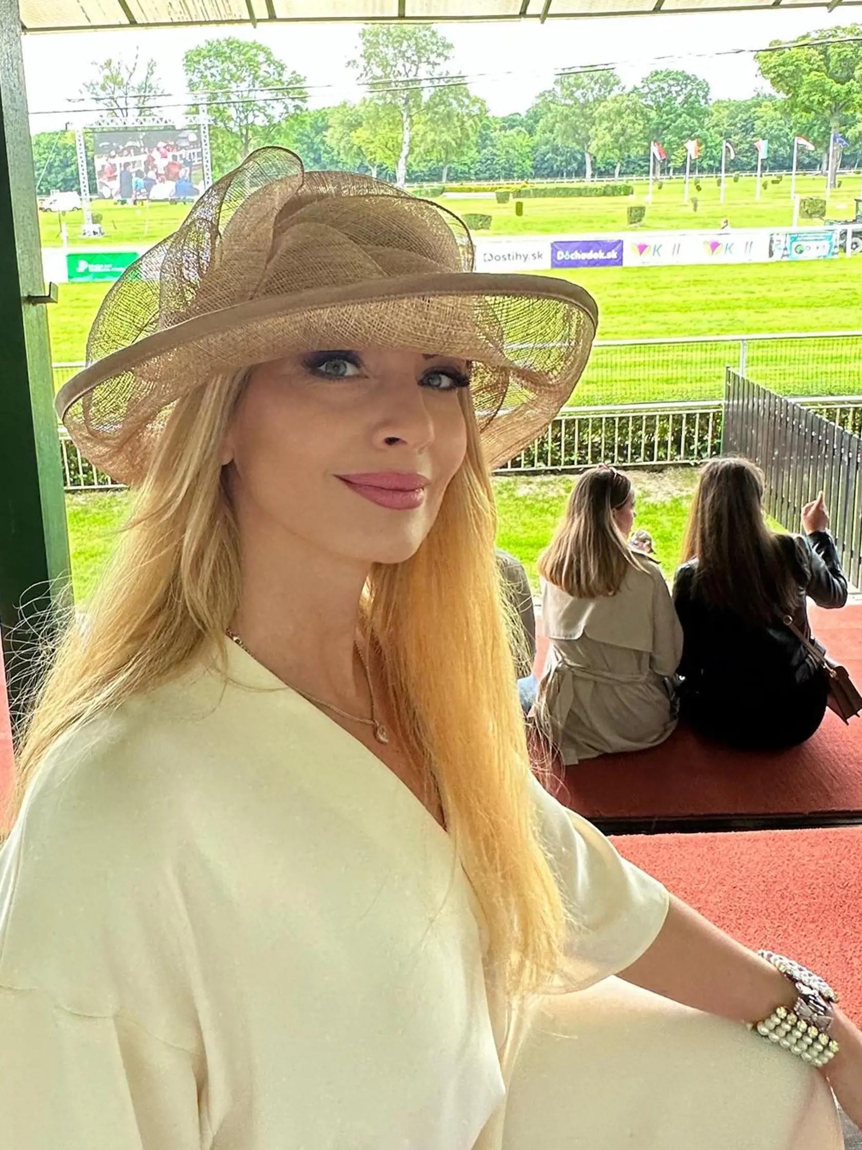Marianna Ďurianová si užila dostihové preteky ako pravá dáma. Klobúk jej mimoriadne pristal.