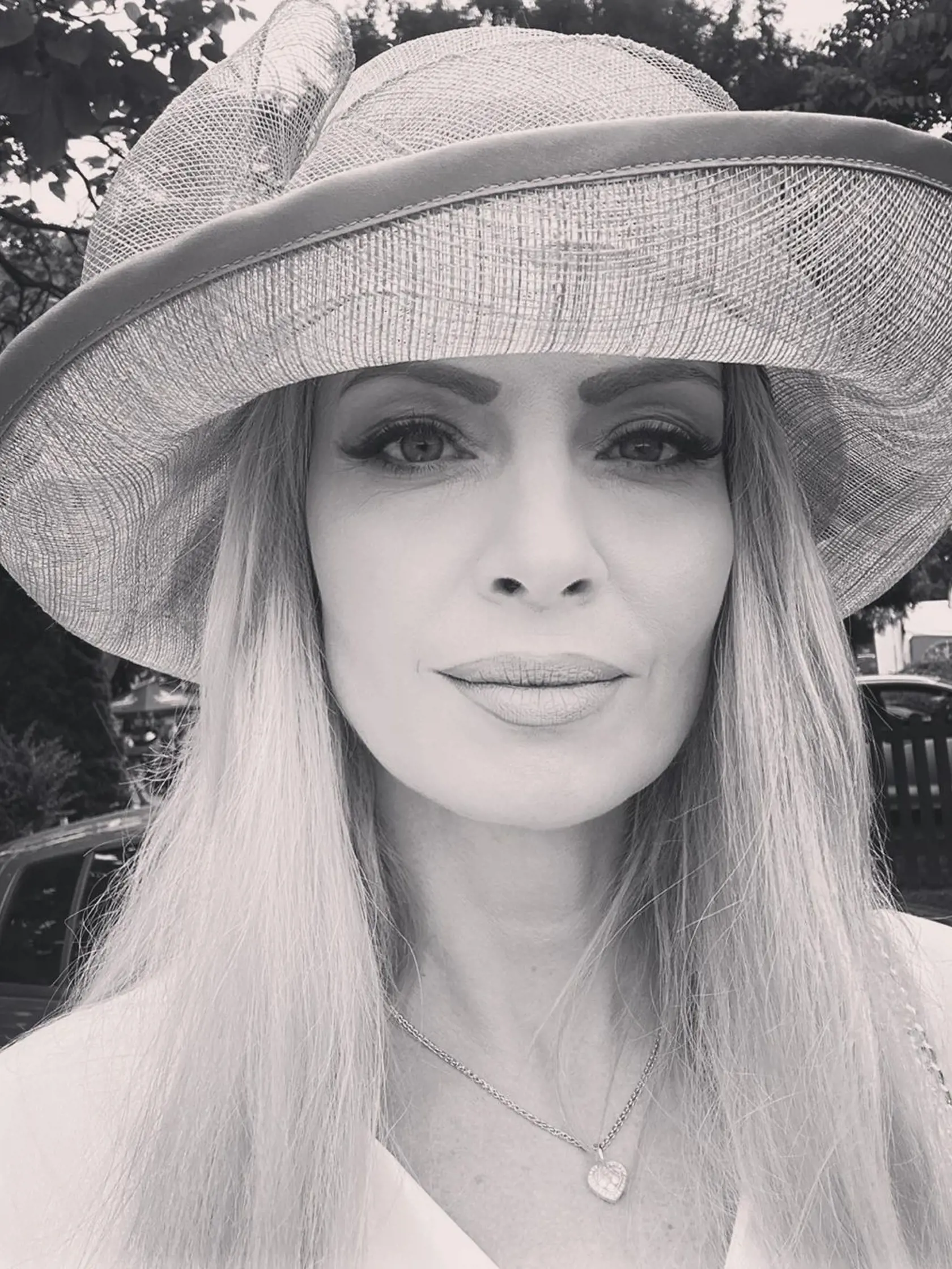 Marianne tento imidž veľmi pristane.