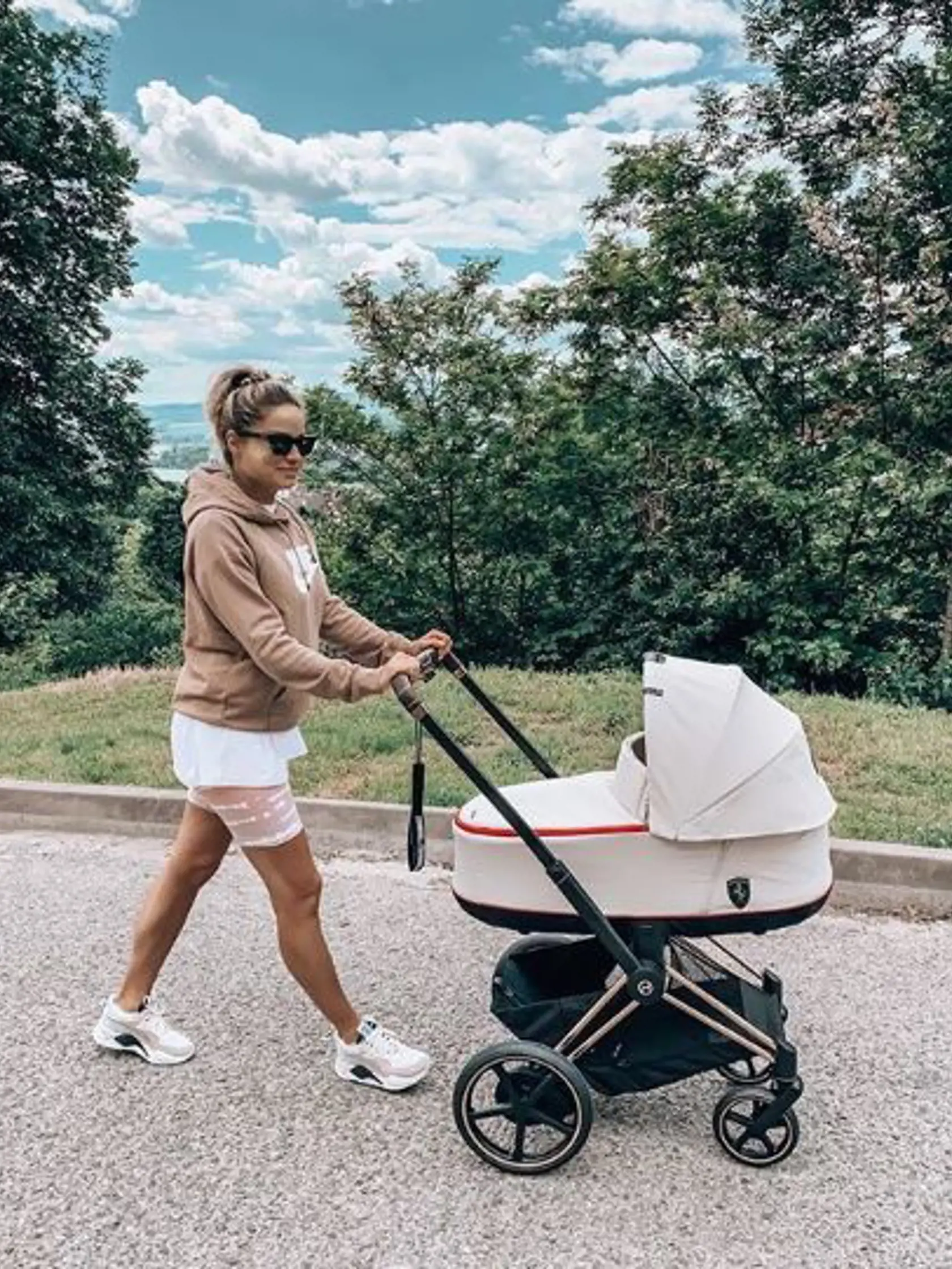 Ivana Gaborík sa pýši ukážkovými nohami ba pár dní po pôrode. Takto si vyrazila prvýkrát kočíkovať svoju dcérku Bellku.