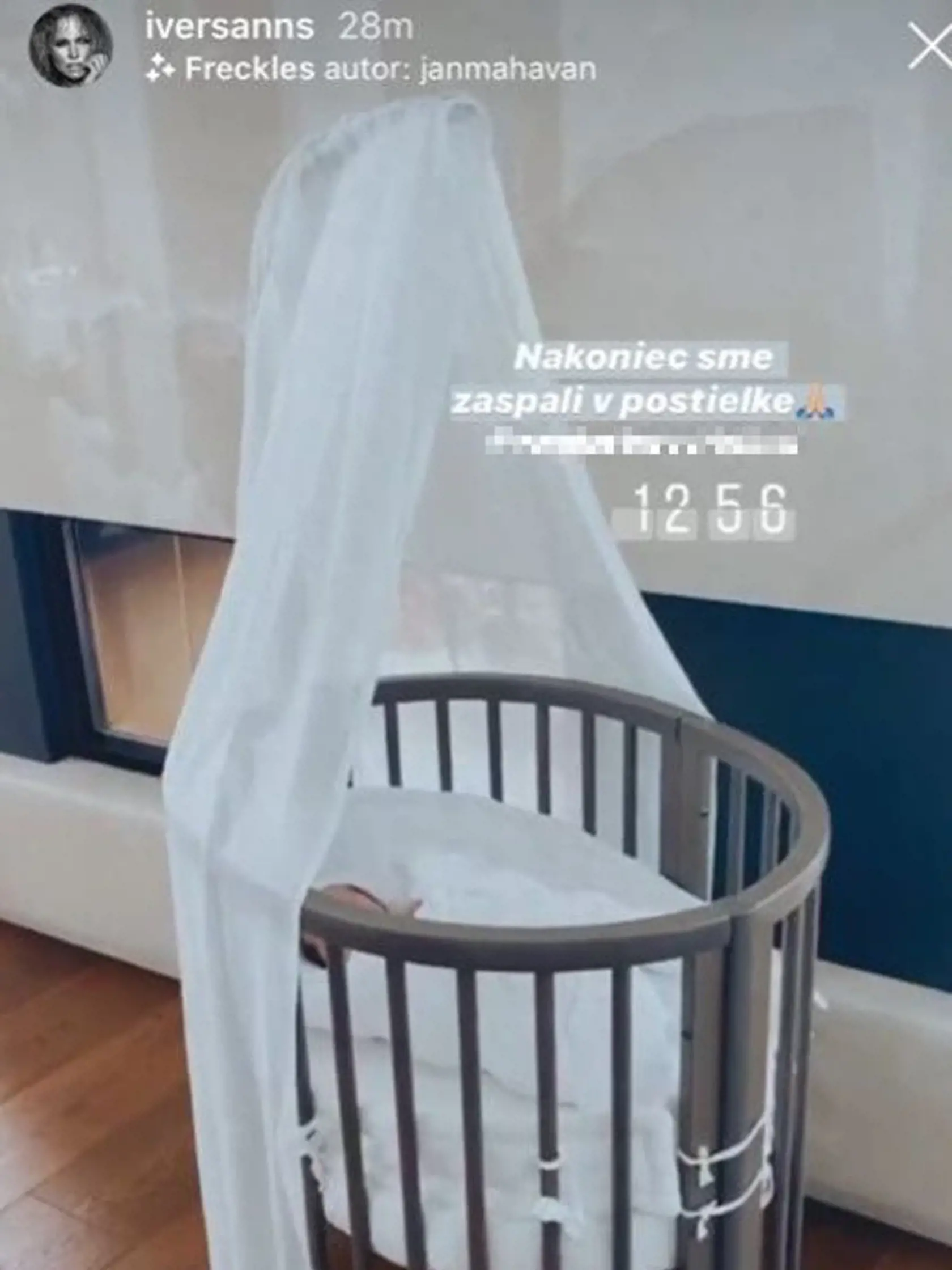 Dcérka Ivany Gáborík spinká v postieľke oválneho tvaru s baldachýnom.