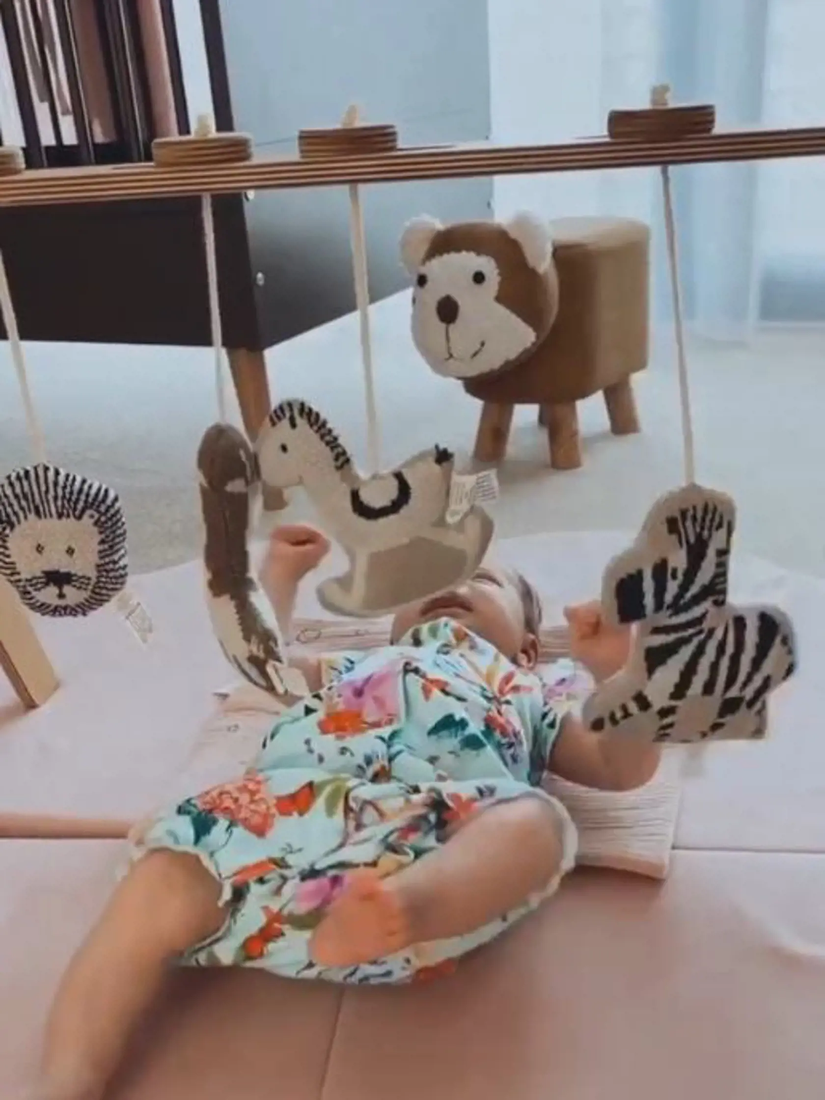 Bellina obľúbená hračka je úplne jasná. S týmito zvieratkami ju rodičia fotia najčastejšie.