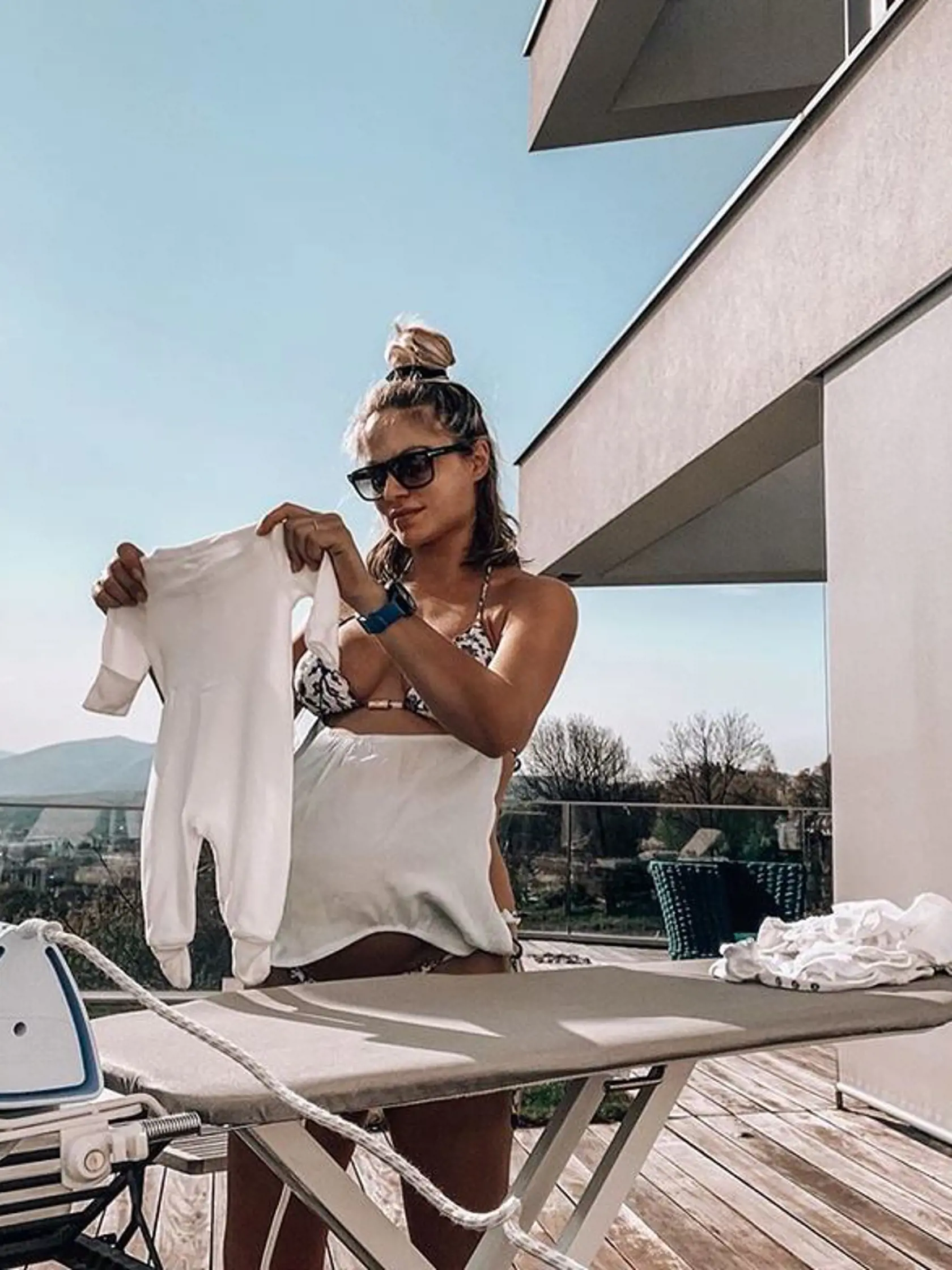 Ivana Gáborík si terasu veľkého domu skutočne užíva. Poskytuje jej dostatok miesta na relax, prácu i cvičenie, samozrejmosťou je krásny výhľad na mesto Trenčín.