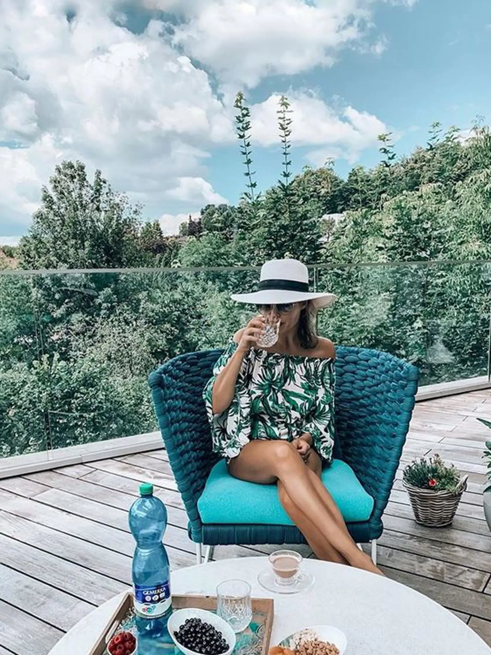 Ivana Gáborík si terasu veľkého domu skutočne užíva. Poskytuje jej dostatok miesta na relax, prácu i cvičenie, samozrejmosťou je krásny výhľad na mesto Trenčín.