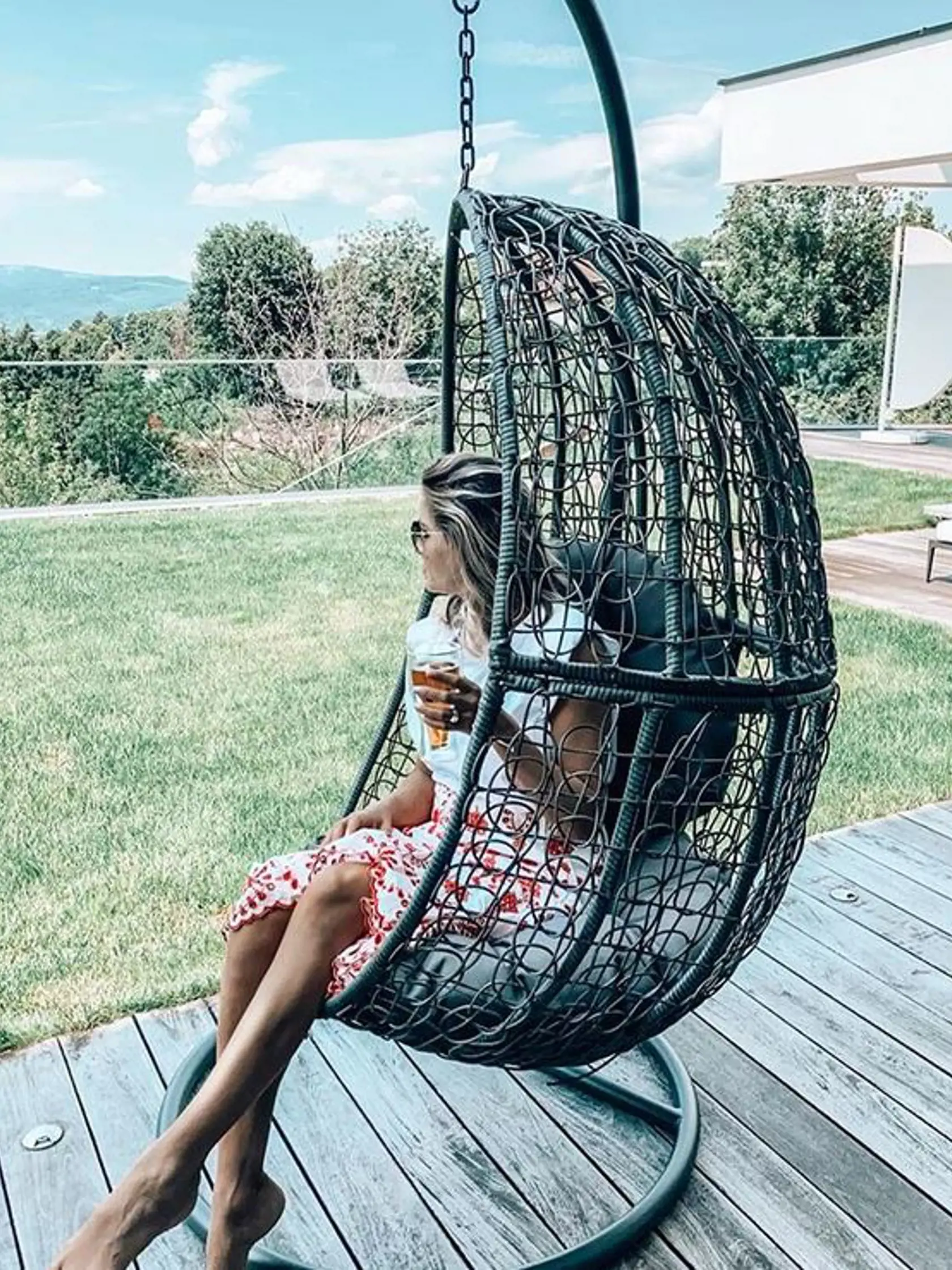 Ivana Gáborík si terasu veľkého domu skutočne užíva. Poskytuje jej dostatok miesta na relax, prácu i cvičenie, samozrejmosťou je krásny výhľad na mesto Trenčín.
