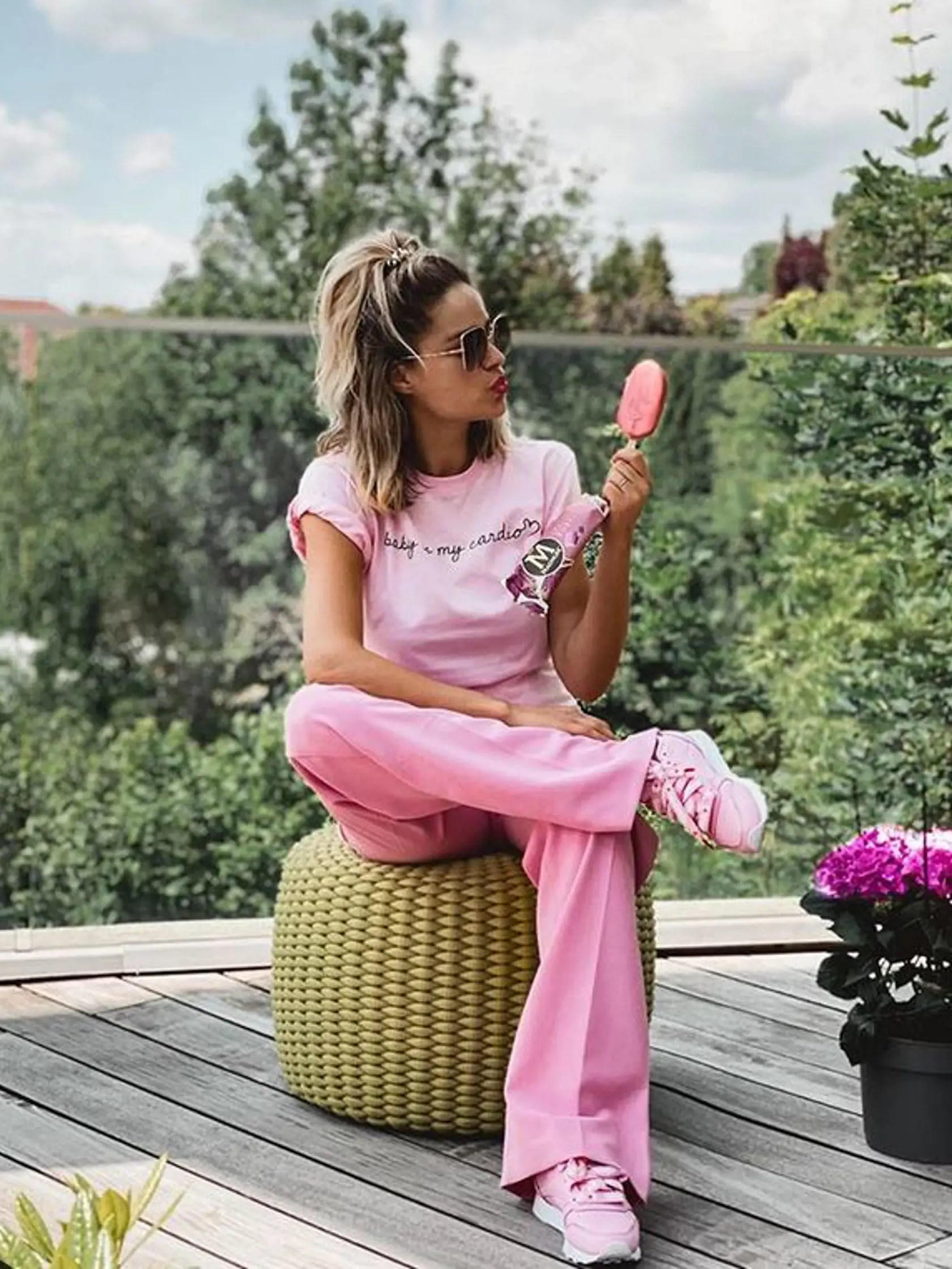 Ivana Gáborík si terasu veľkého domu skutočne užíva. Poskytuje jej dostatok miesta na relax, prácu i cvičenie, samozrejmosťou je krásny výhľad na mesto Trenčín.