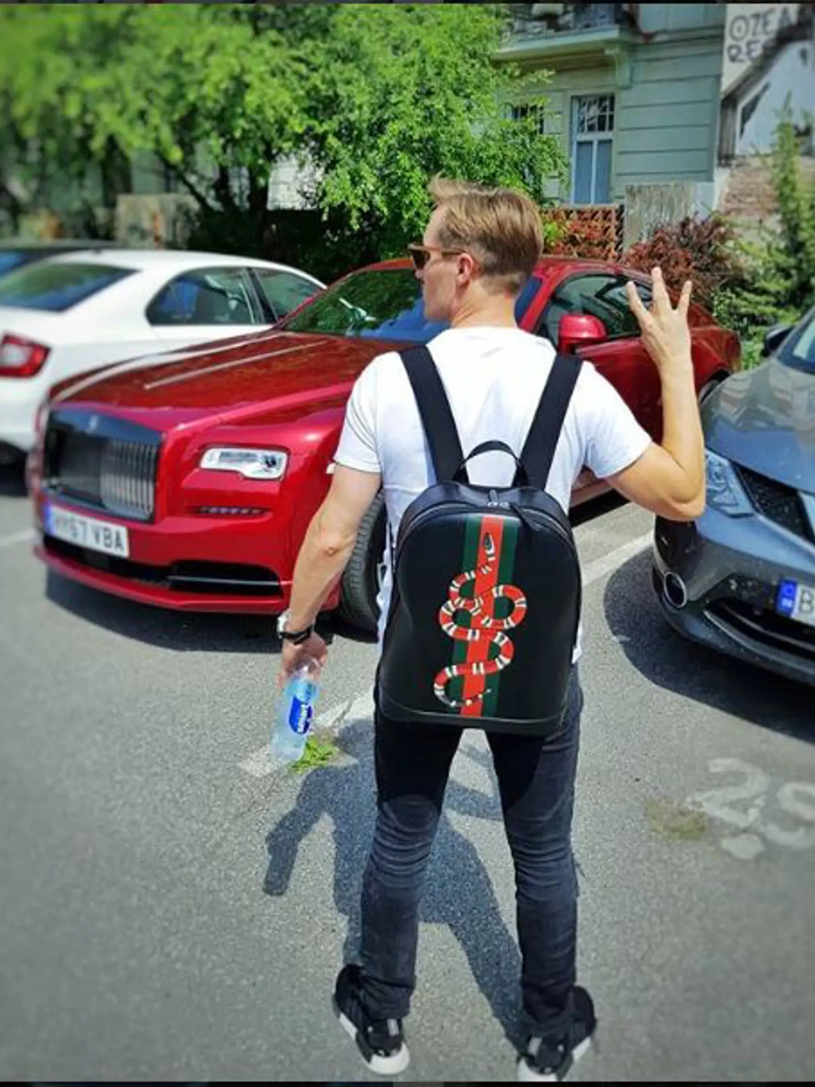 Moderátor má rád pekné veci. Potrpí si aj na značky. Je rád stredobodom pozornosti.