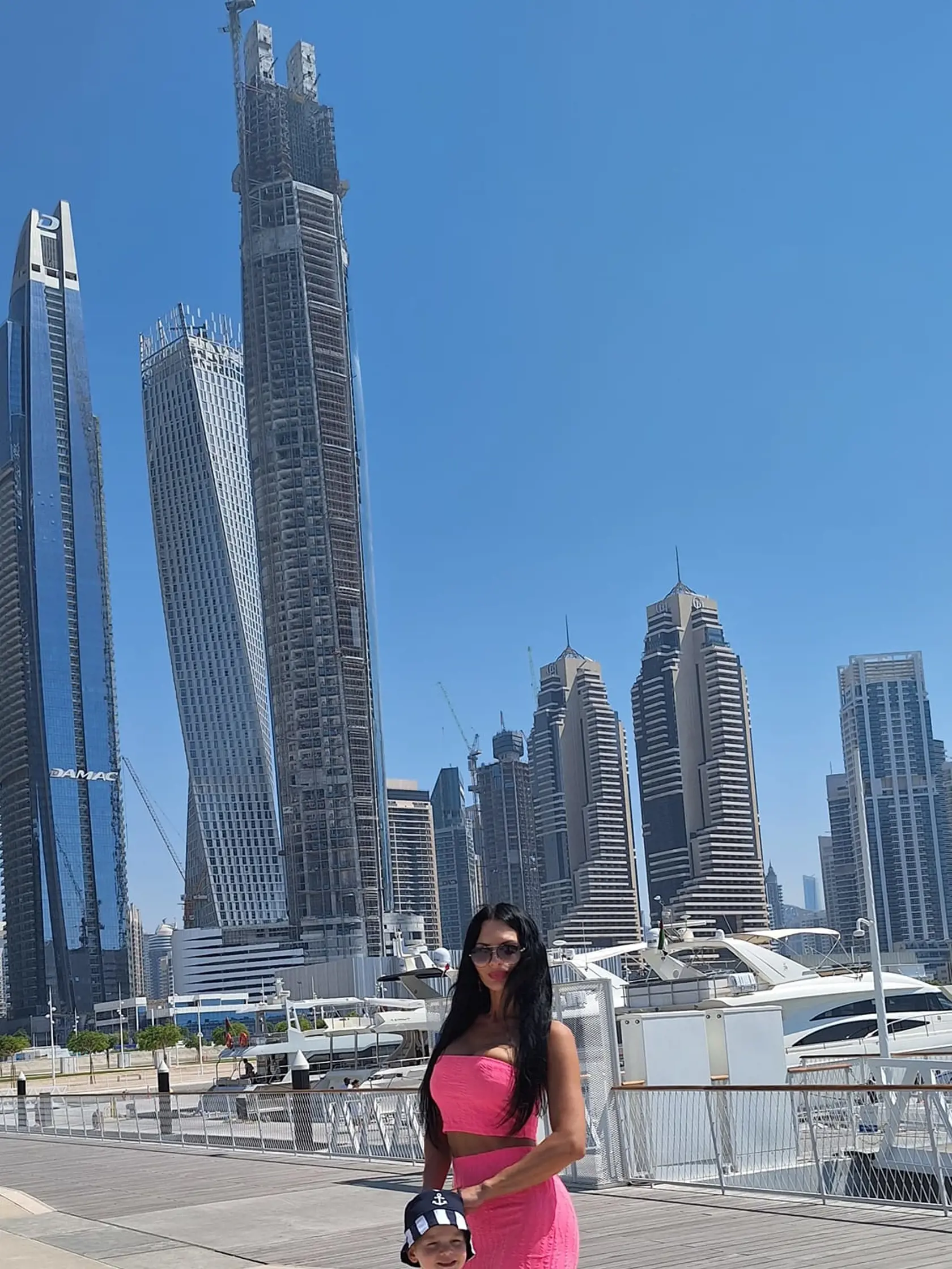 Sexi mamina Mirka Jakubisová sa pochválila fotkami z exotického Dubaja, kde odletela spolu so synom Markusom (3), dvomi dcérami z predchádzajúceho vzťahu, a spoločnosť im robil aj predseda parlamentu Kollár.