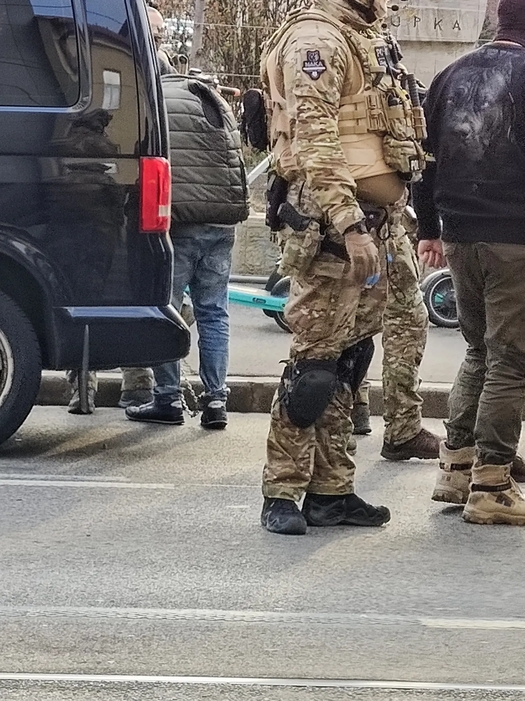 Pri policajnej akcii zadržali jedného muža, ktorého okamžite spútali. Putá má na rukách a aj na nohách!