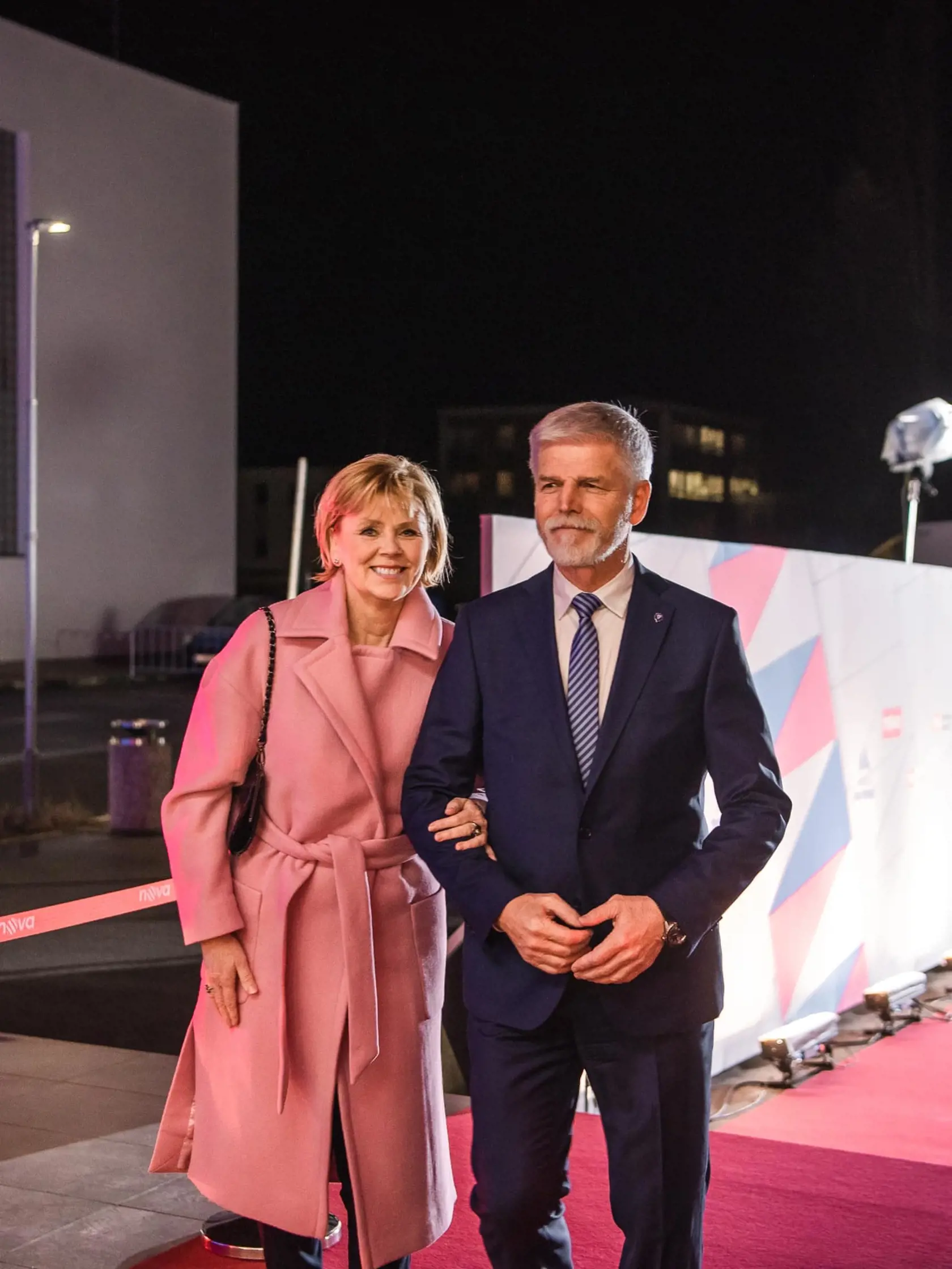 Petr Pavel a Eva Pavlová prichádzajú na televíznu predvolebnú debatu.