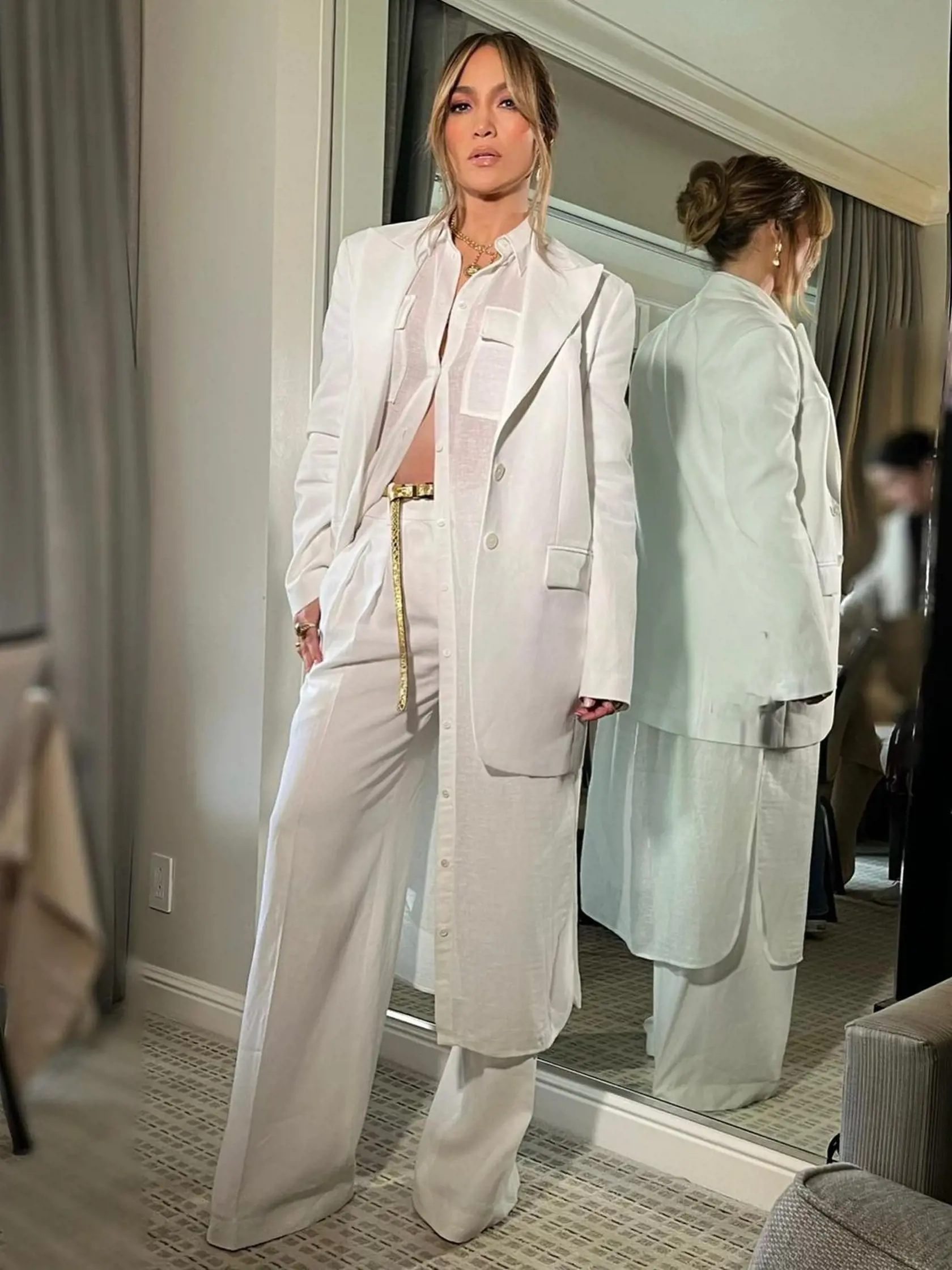 Priesvitná blúzka dodala outfitu šťavu.