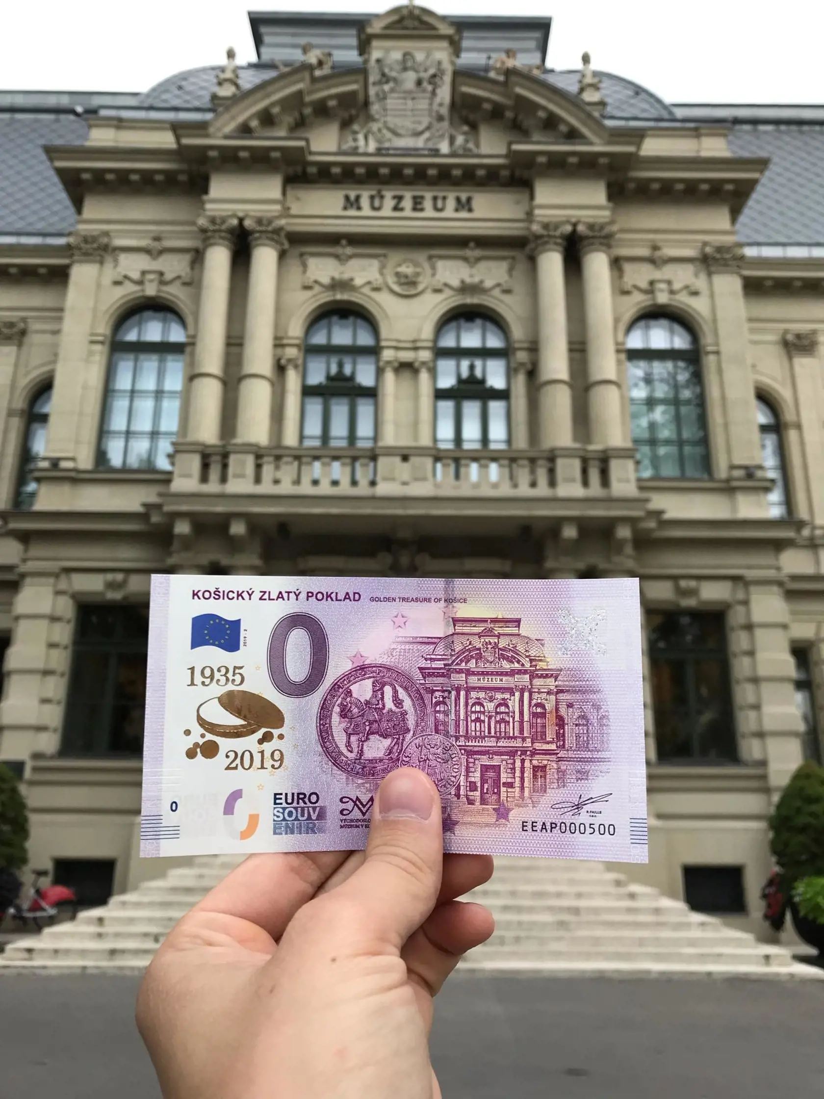 Na bankovke je jazdecká medaila Ferdinanda I. z roku 1541 a dukát Žigmunda Luxemburského razený v Košickej mincovni. V pozadí sa rozprestiera Historická účelová budova, v ktorej je poklad v súčasnosti vystavený.