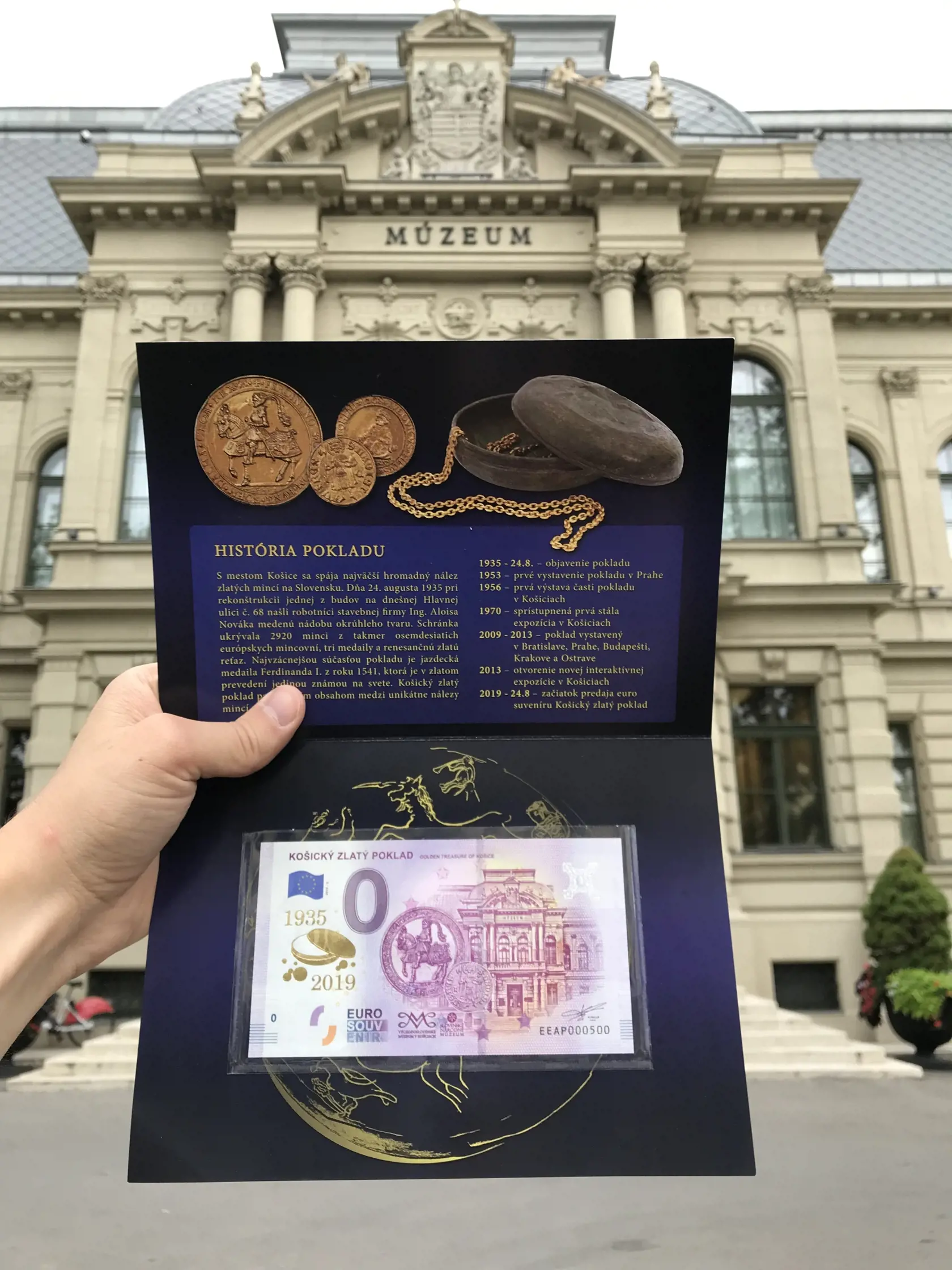 Na bankovke je jazdecká medaila Ferdinanda I. z roku 1541 a dukát Žigmunda Luxemburského razený v Košickej mincovni. V pozadí sa rozprestiera Historická účelová budova, v ktorej je poklad v súčasnosti vystavený.