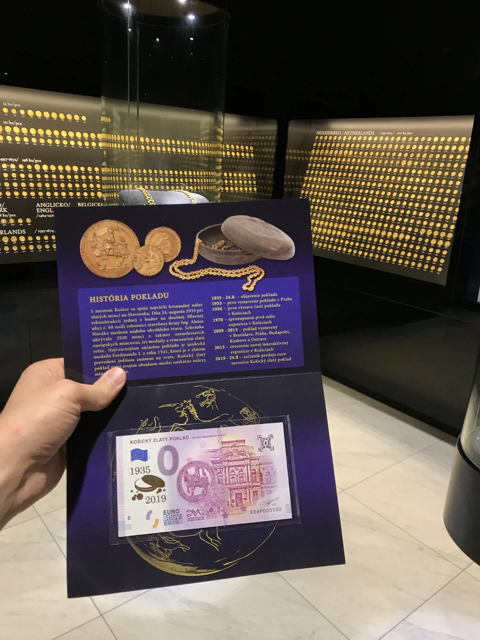 Na bankovke je jazdecká medaila Ferdinanda I. z roku 1541 a dukát Žigmunda Luxemburského razený v Košickej mincovni. V pozadí sa rozprestiera Historická účelová budova, v ktorej je poklad v súčasnosti vystavený.