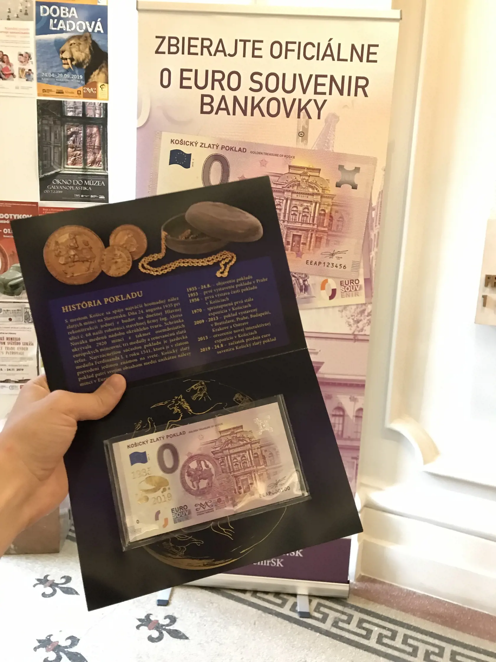 Na bankovke je jazdecká medaila Ferdinanda I. z roku 1541 a dukát Žigmunda Luxemburského razený v Košickej mincovni. V pozadí sa rozprestiera Historická účelová budova, v ktorej je poklad v súčasnosti vystavený.