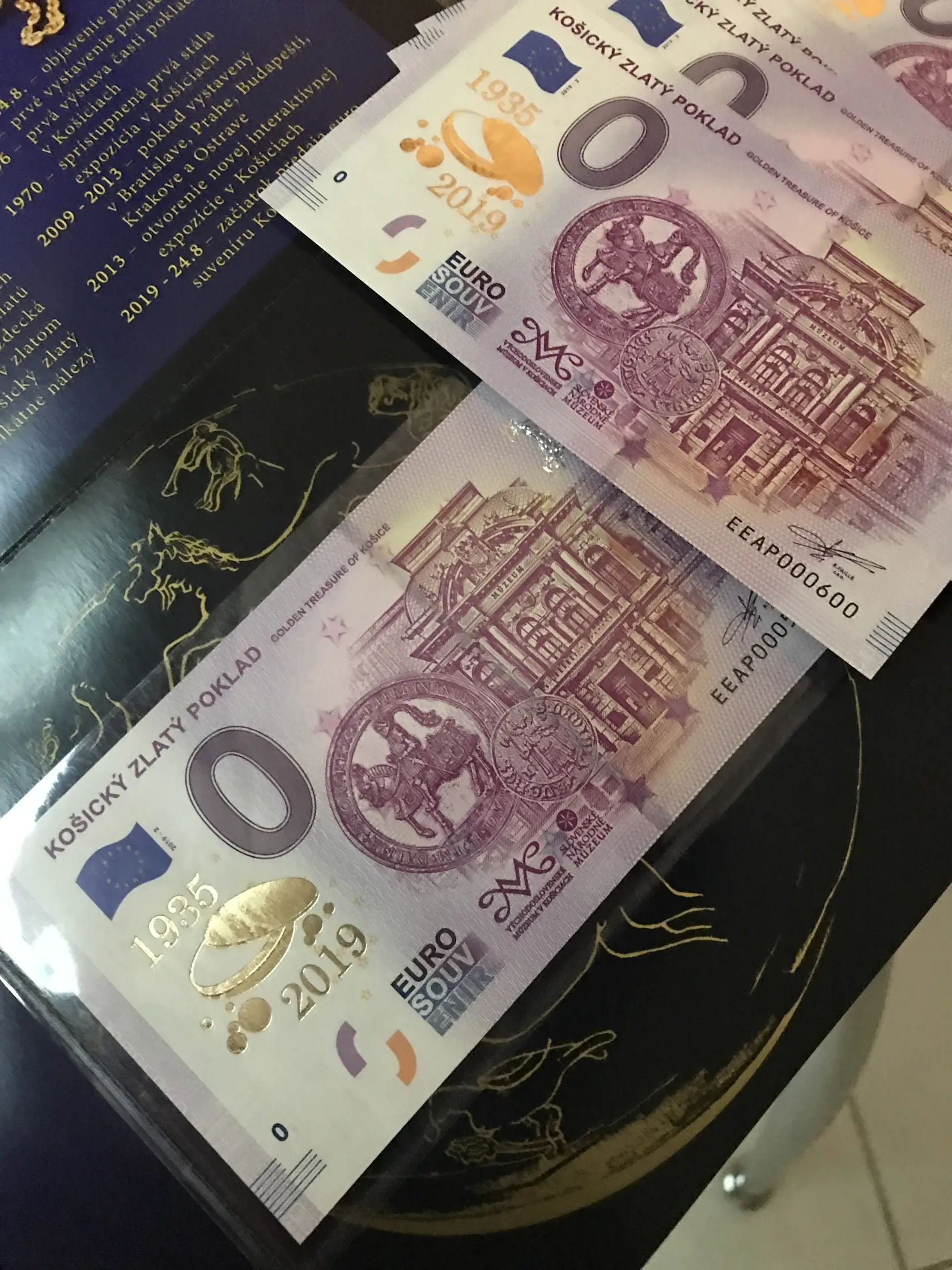Náklad bankovky je 500 kusov vyrobených prítlačovou razbou a 9000 kusov obyčajných základných bankoviek.