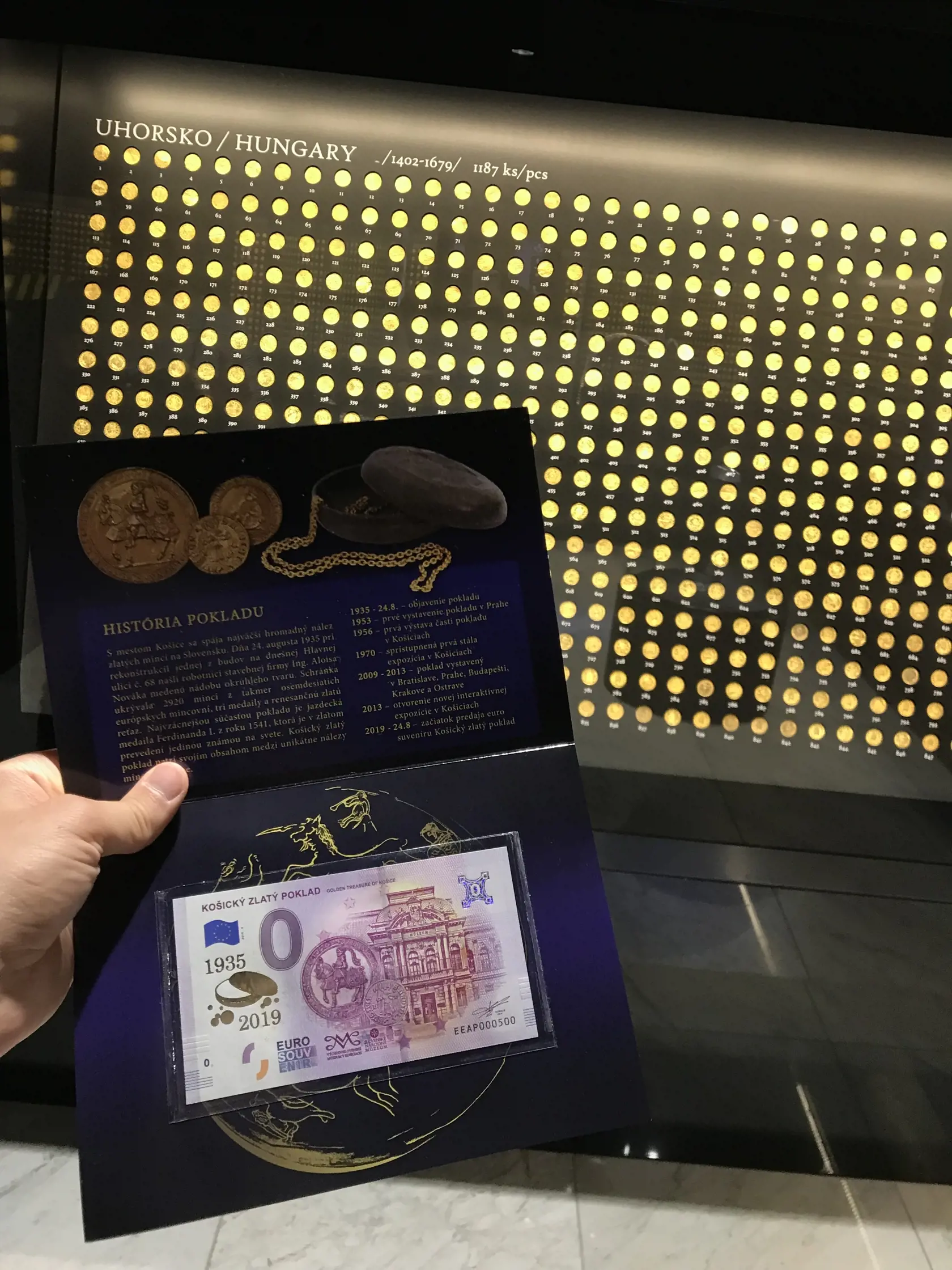 Na bankovke je jazdecká medaila Ferdinanda I. z roku 1541 a dukát Žigmunda Luxemburského razený v Košickej mincovni. V pozadí sa rozprestiera Historická účelová budova, v ktorej je poklad v súčasnosti vystavený.