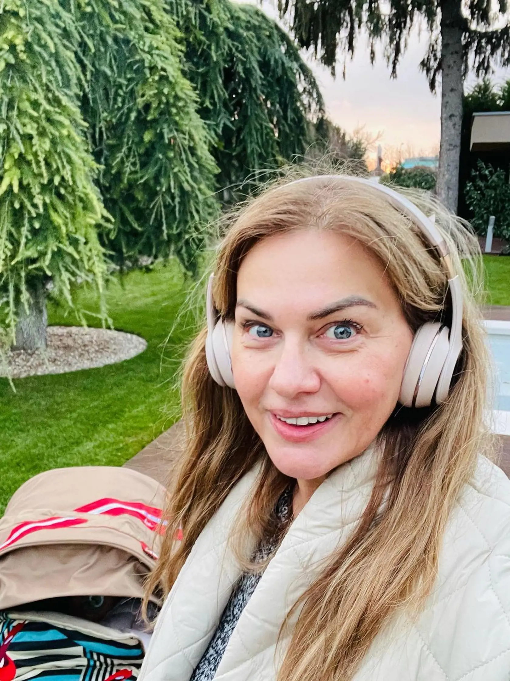 Europoslankyňa Monika Beňová býva s partnerom a dcérou v dome vo Vrakuni s krásnou záhradou.