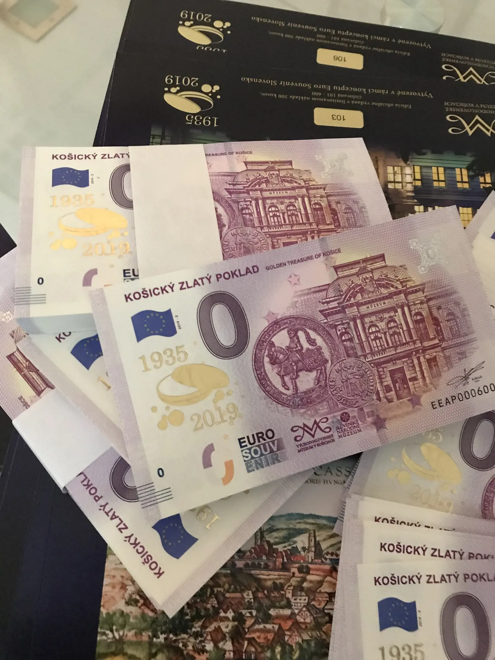 Náklad bankovky je 500 kusov vyrobených prítlačovou razbou a 9000 kusov obyčajných základných bankoviek.
