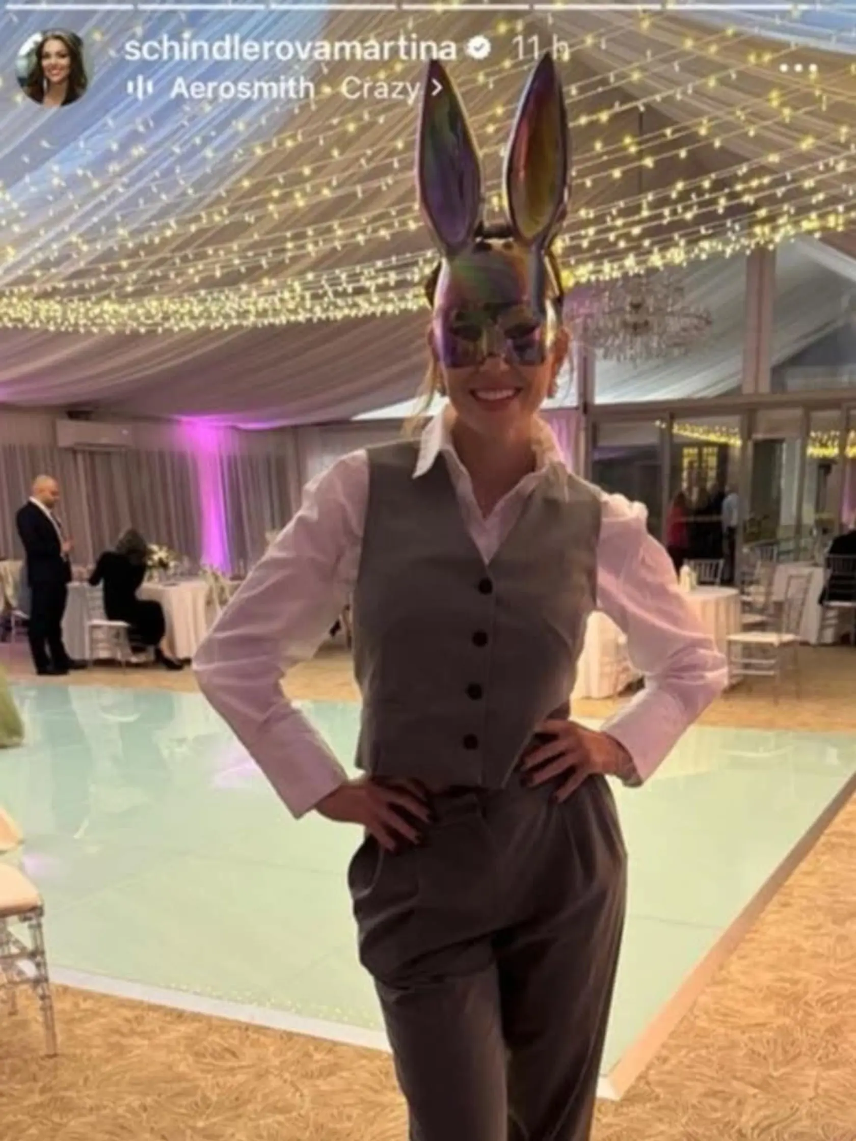 Martina Schindlerová zvolila na svadbu netradičný outfit.