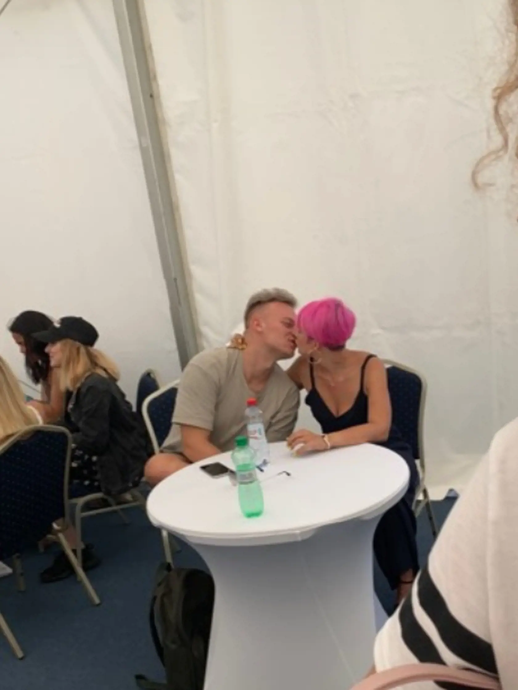 Tereza Mašková si s frajerom vymieňala vášnívé bozky.