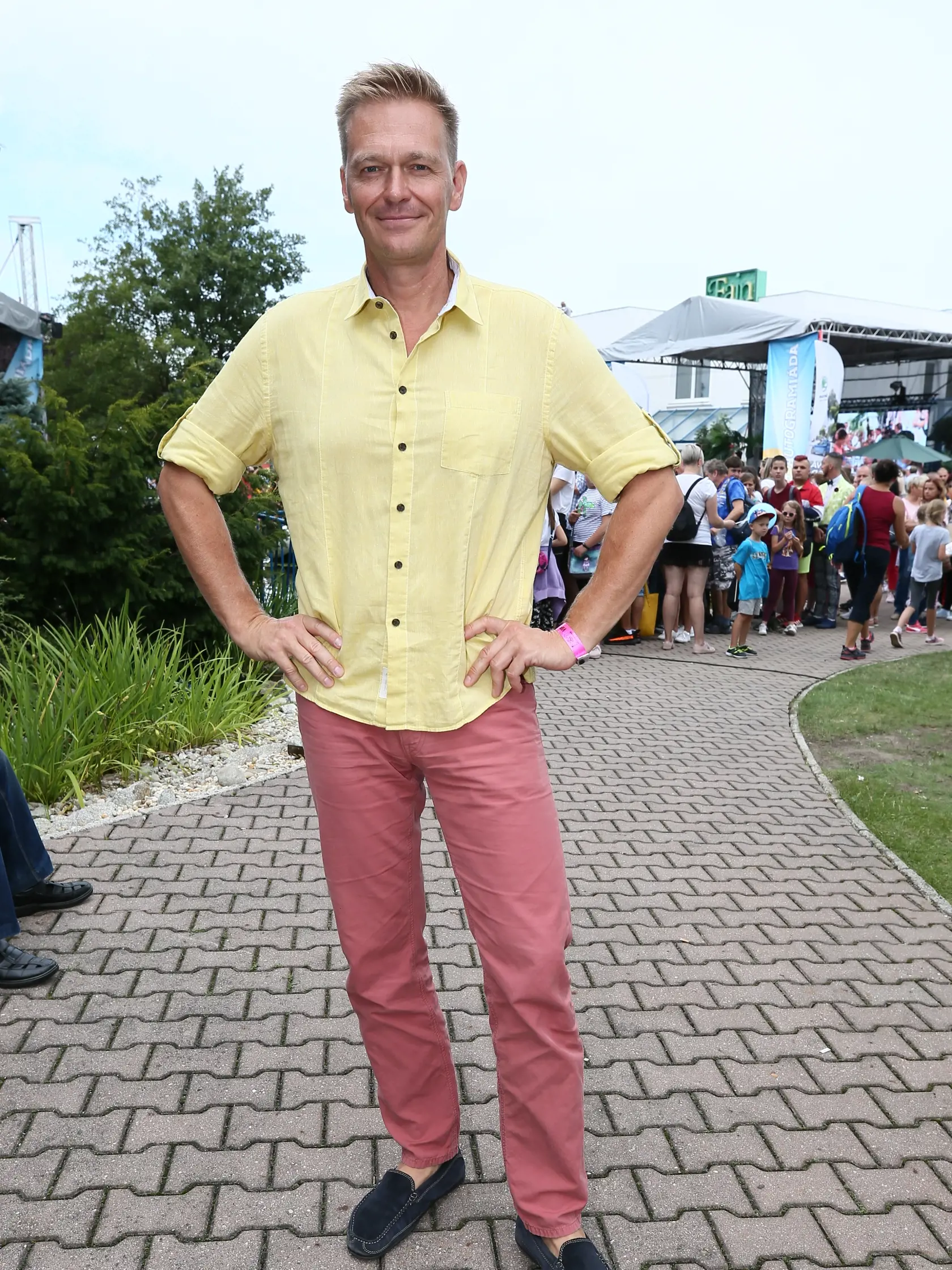 Martin Nikodým zvolil žltoružovú kombináciu.