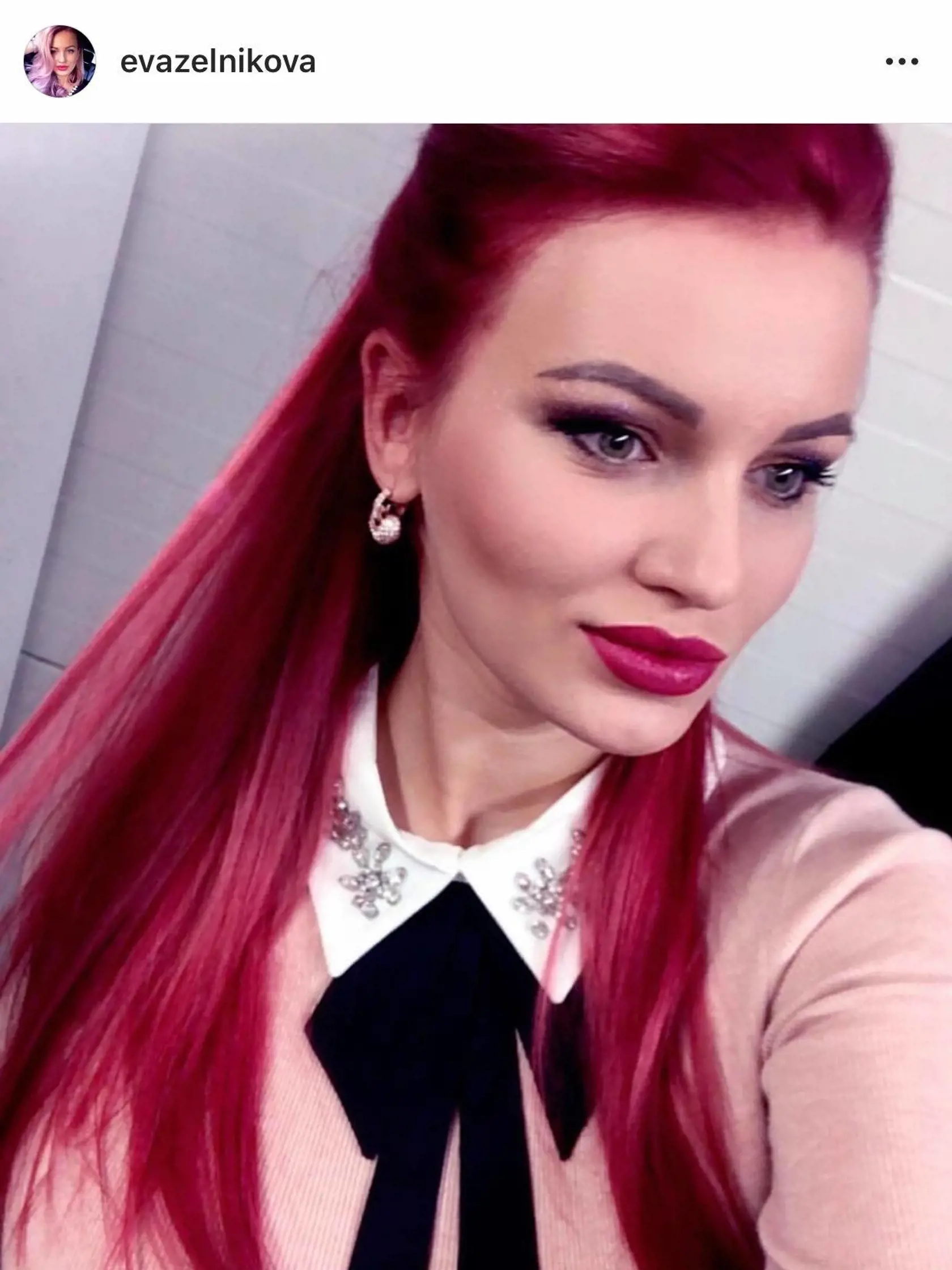 Eva sa momentálne pýši takouto výraznou farbou. 
