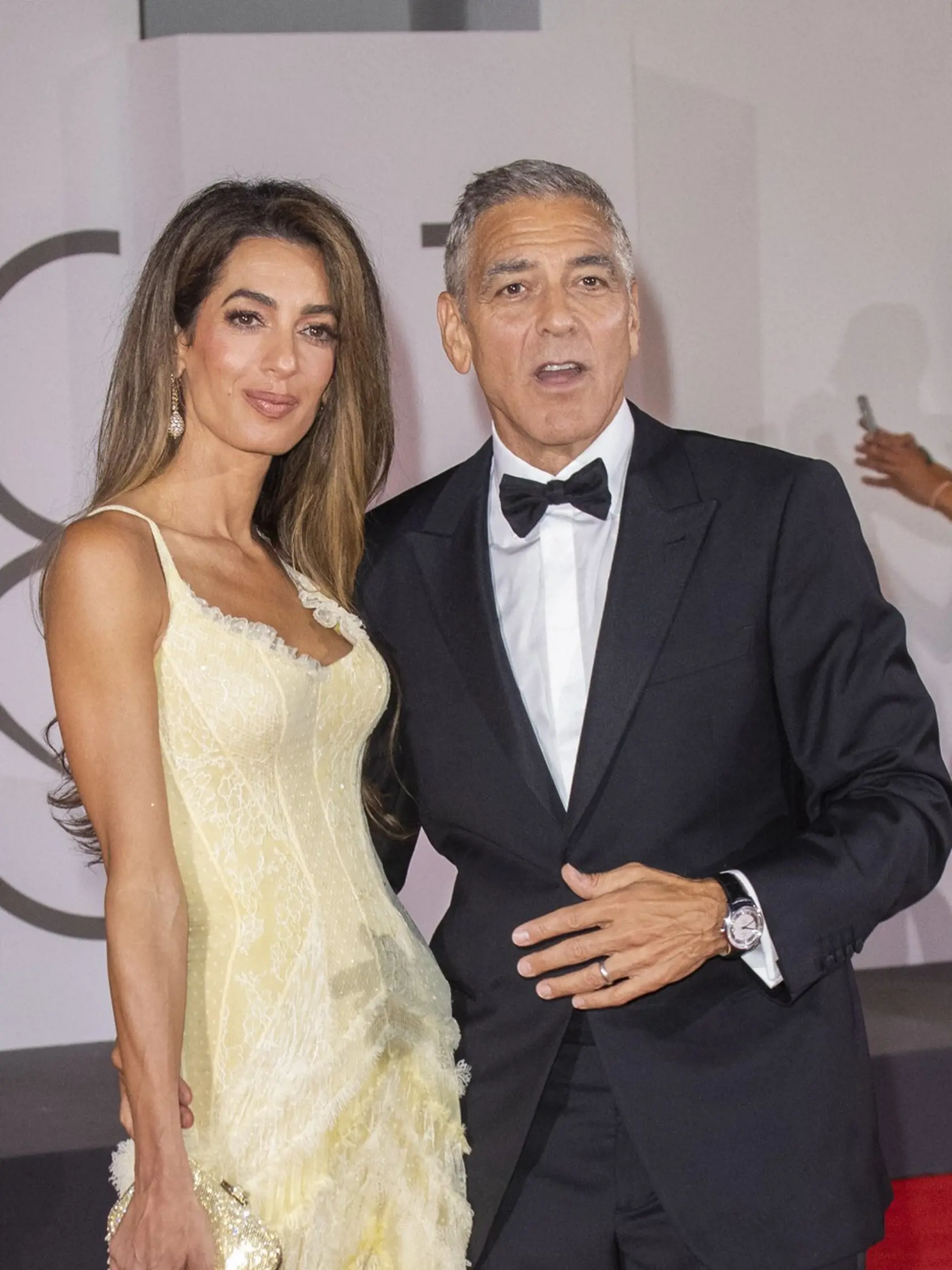 Amal Clooney otriasla 81. ročníkom filmového festivalu v Benátkach v úžasných žltých korzetových šatách.