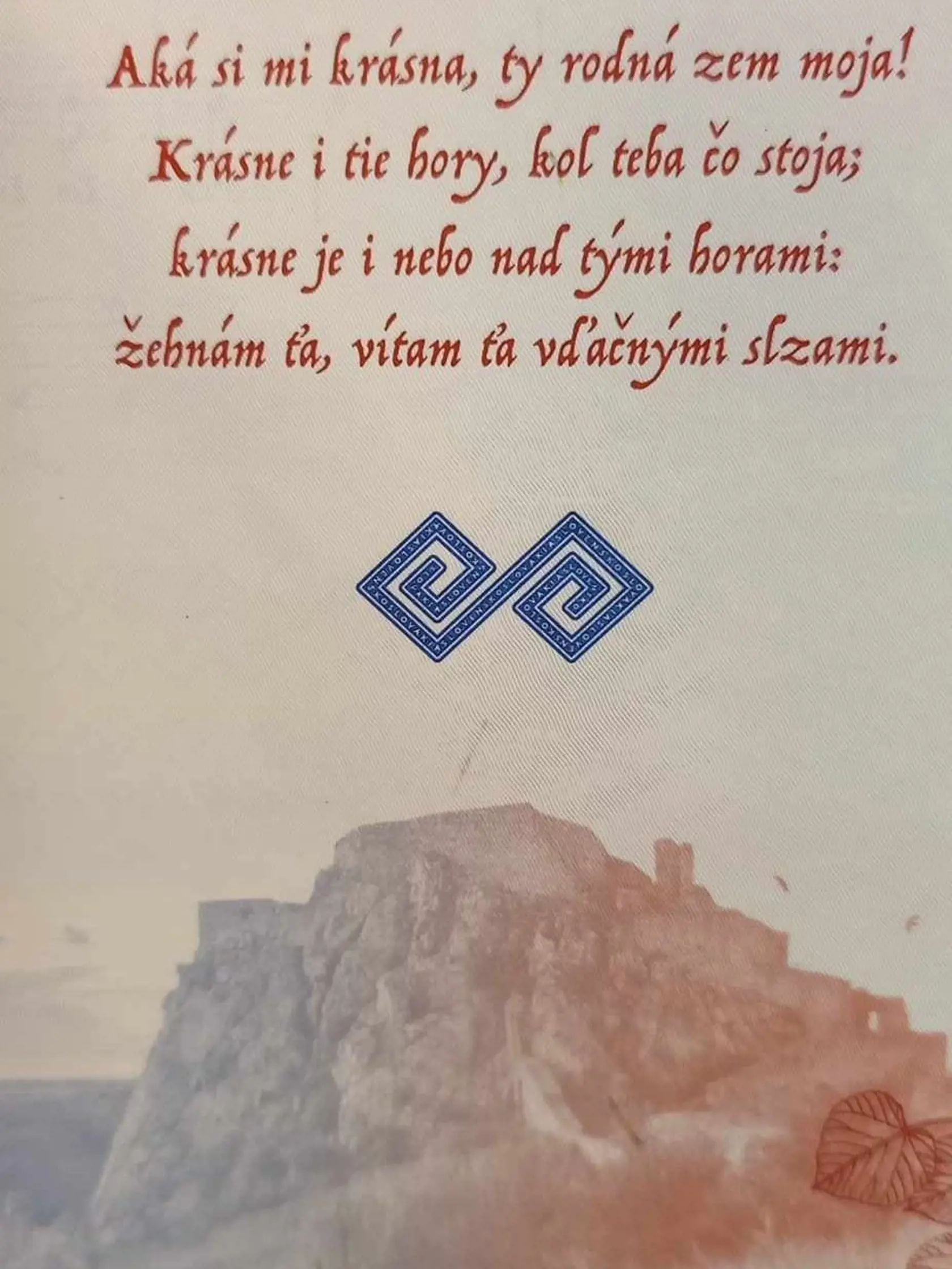 Známy čičmiansky vzor sa objavil aj na nových cestovných pasoch, no dedine z toho “nekápne” ani euro. „Naše vzory sú na pasoch veľmi sa z toho tešíme, ale peniaze by sa zišli,“ rozhorčuje sa starostka Iveta Michalíková.