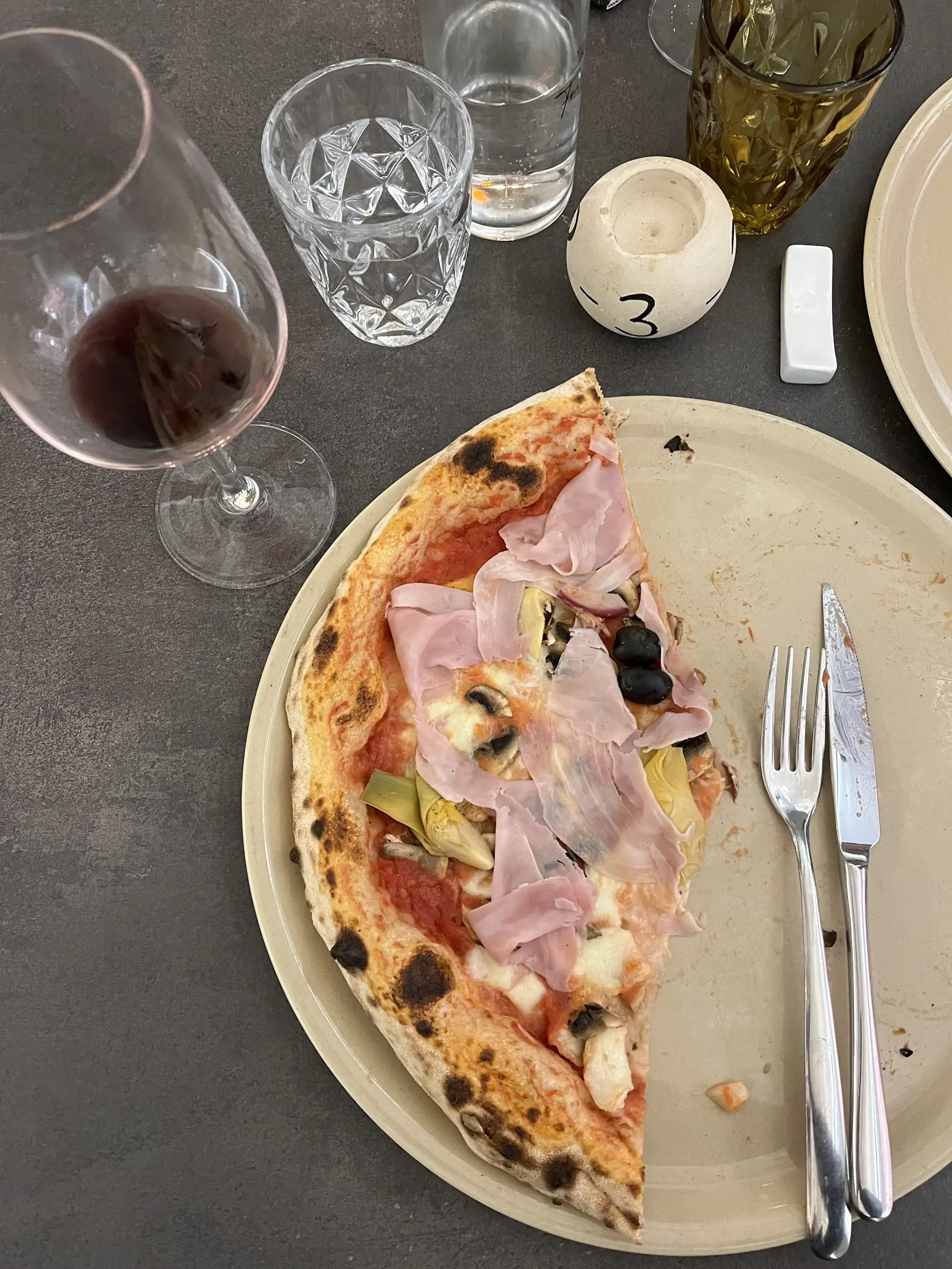 Lokálna kuchyňa v Taliansku vám bude chutiť. Ani pizza nie je ako naša pizza.