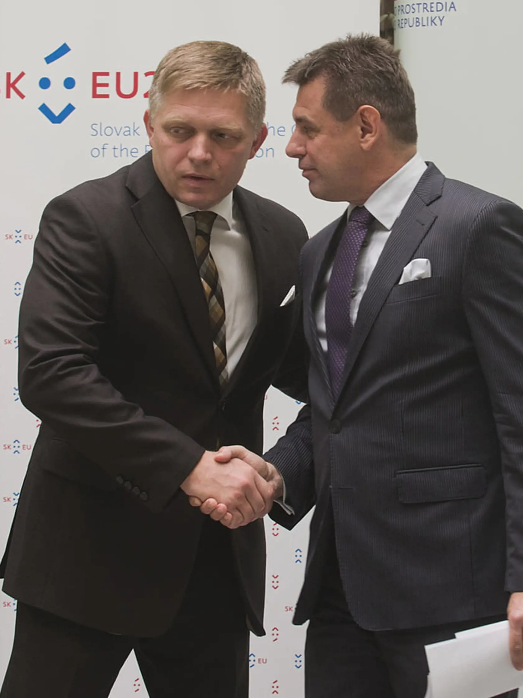 Na snímke vpravo minister životného prostredia László Sólymos a vľavo premiér SR Robert Fico počas tlačovej konferencie na tému "Slovenské predsedníctvo v Rade EÚ úspešne dotiahlo podpis Parížskej dohody" v Bratislave 10. októbra 2016. FOTO TASR - Martin Baumann


